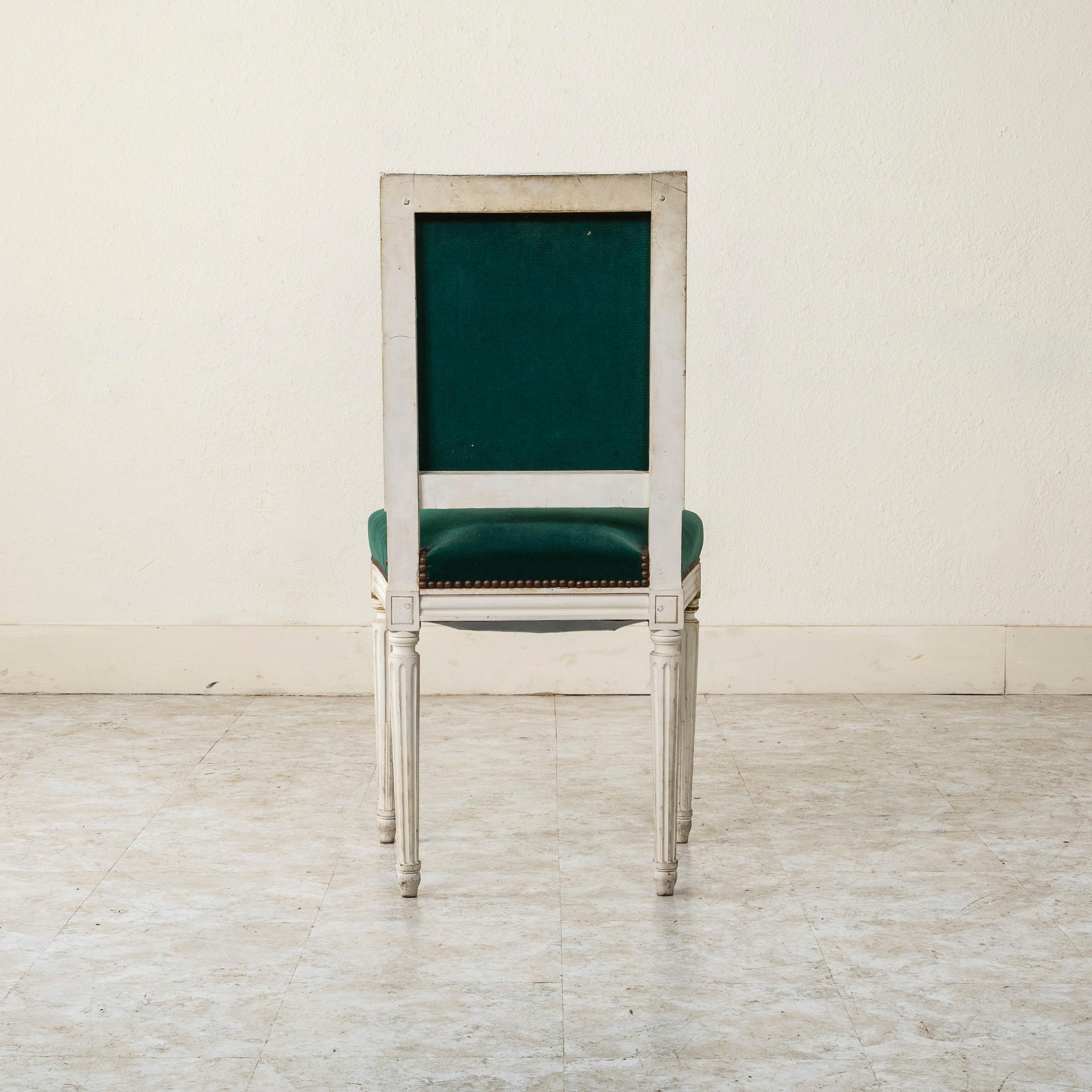 Satz von sechs bemalten französischen Esszimmerstühlen im Louis-XVI.-Stil aus der Mitte des 20. Jahrhunderts im Zustand „Gut“ in Fayetteville, AR