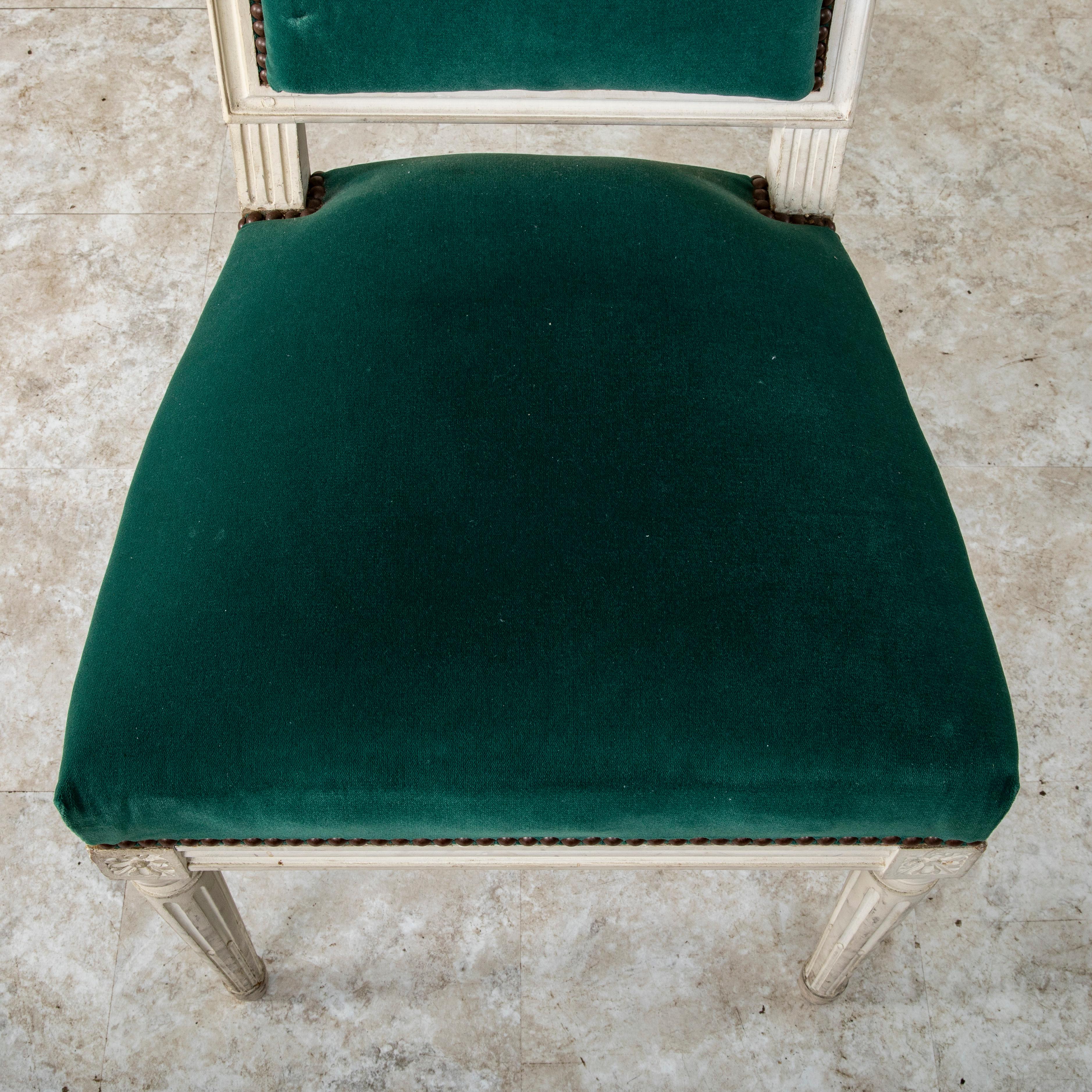 Satz von sechs bemalten französischen Esszimmerstühlen im Louis-XVI.-Stil aus der Mitte des 20. Jahrhunderts 2