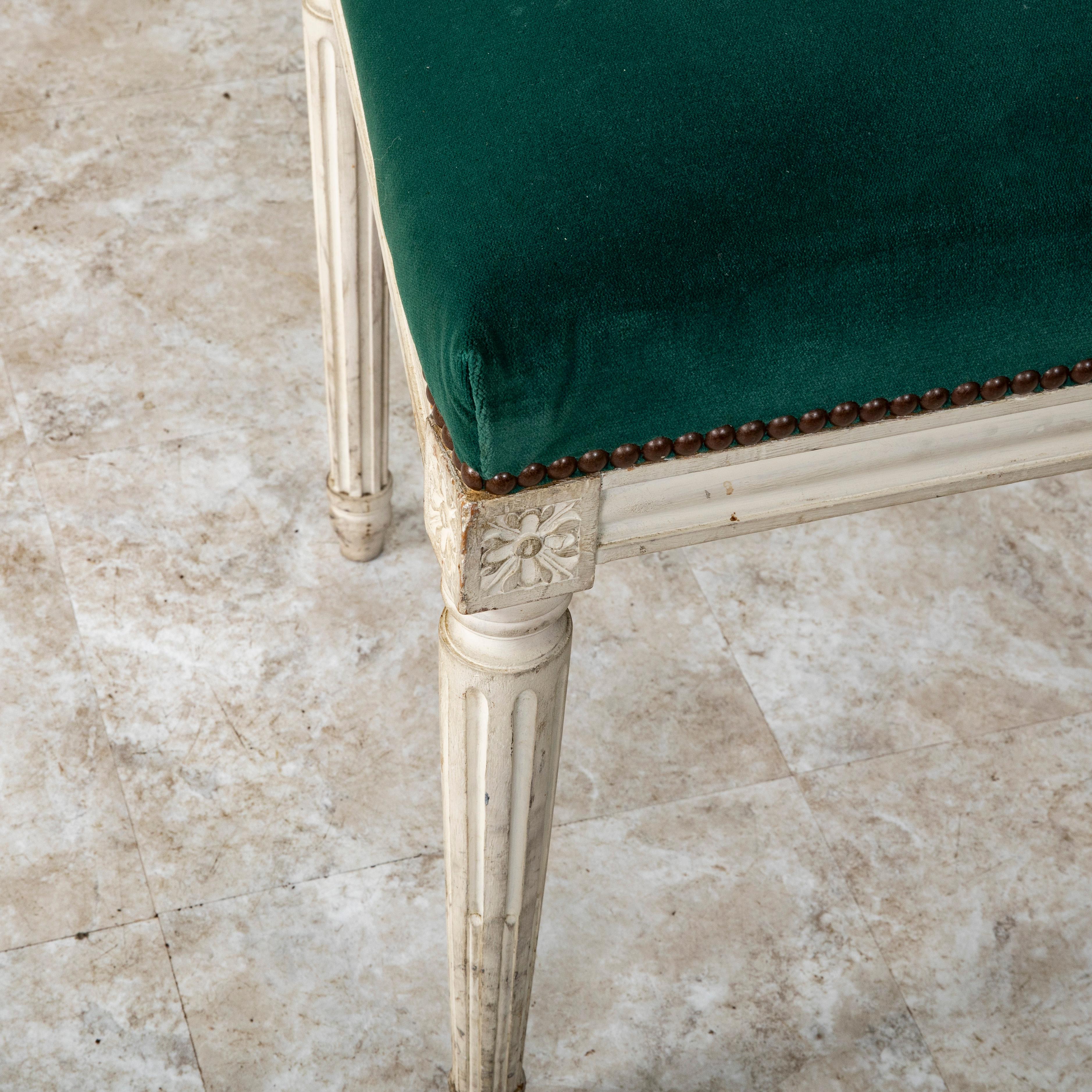 Satz von sechs bemalten französischen Esszimmerstühlen im Louis-XVI.-Stil aus der Mitte des 20. Jahrhunderts 3