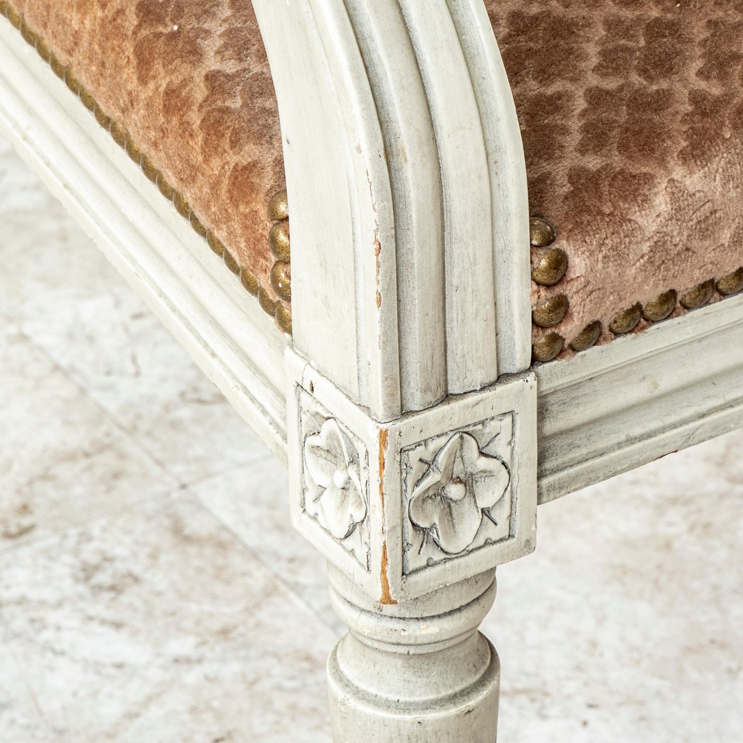Sechs Stühle für ein französisches Esszimmer im Stil Louis XVI aus der Mitte des 20. Jahrhunderts, bemalt im Angebot 3