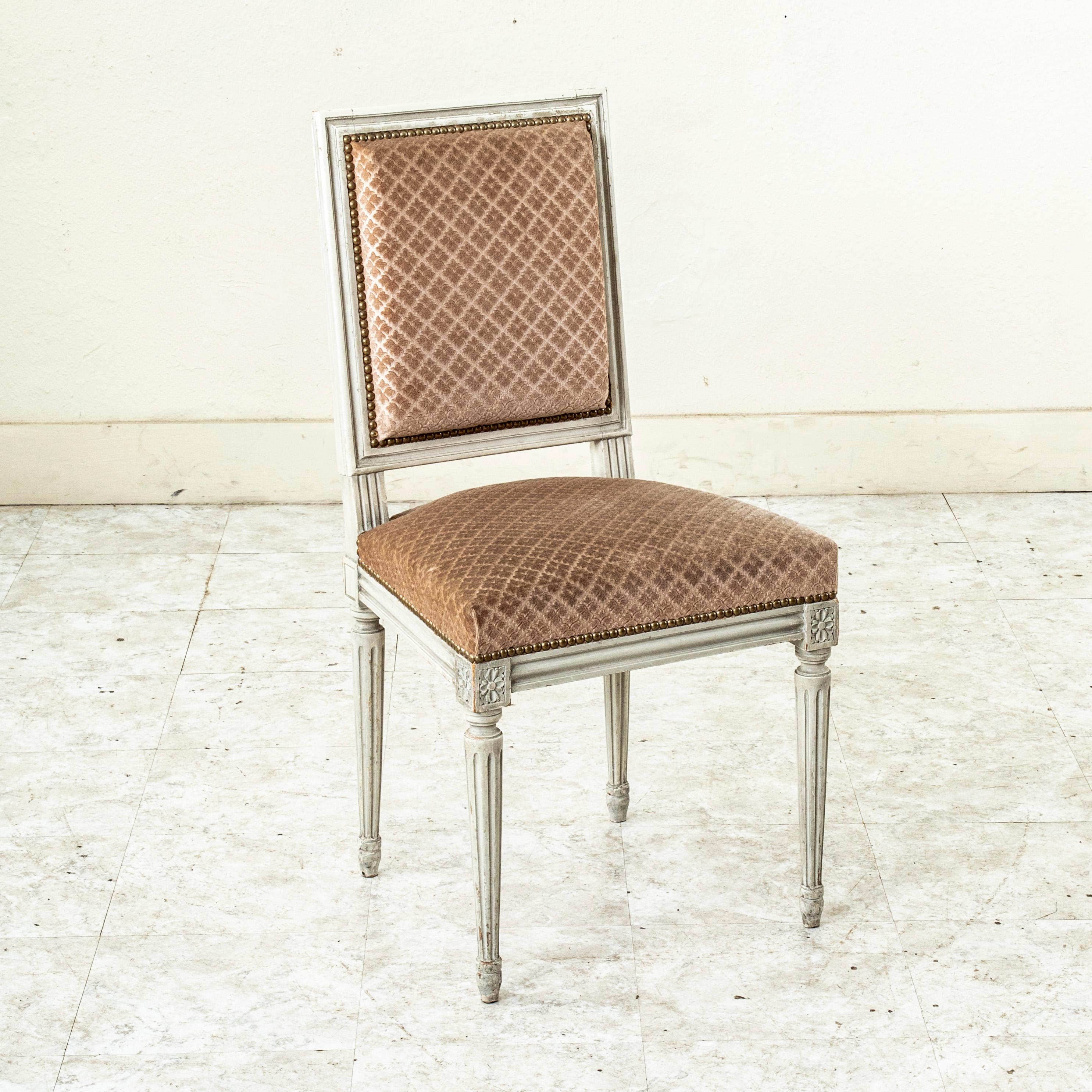 Sechs Stühle für ein französisches Esszimmer im Stil Louis XVI aus der Mitte des 20. Jahrhunderts, bemalt im Angebot 8