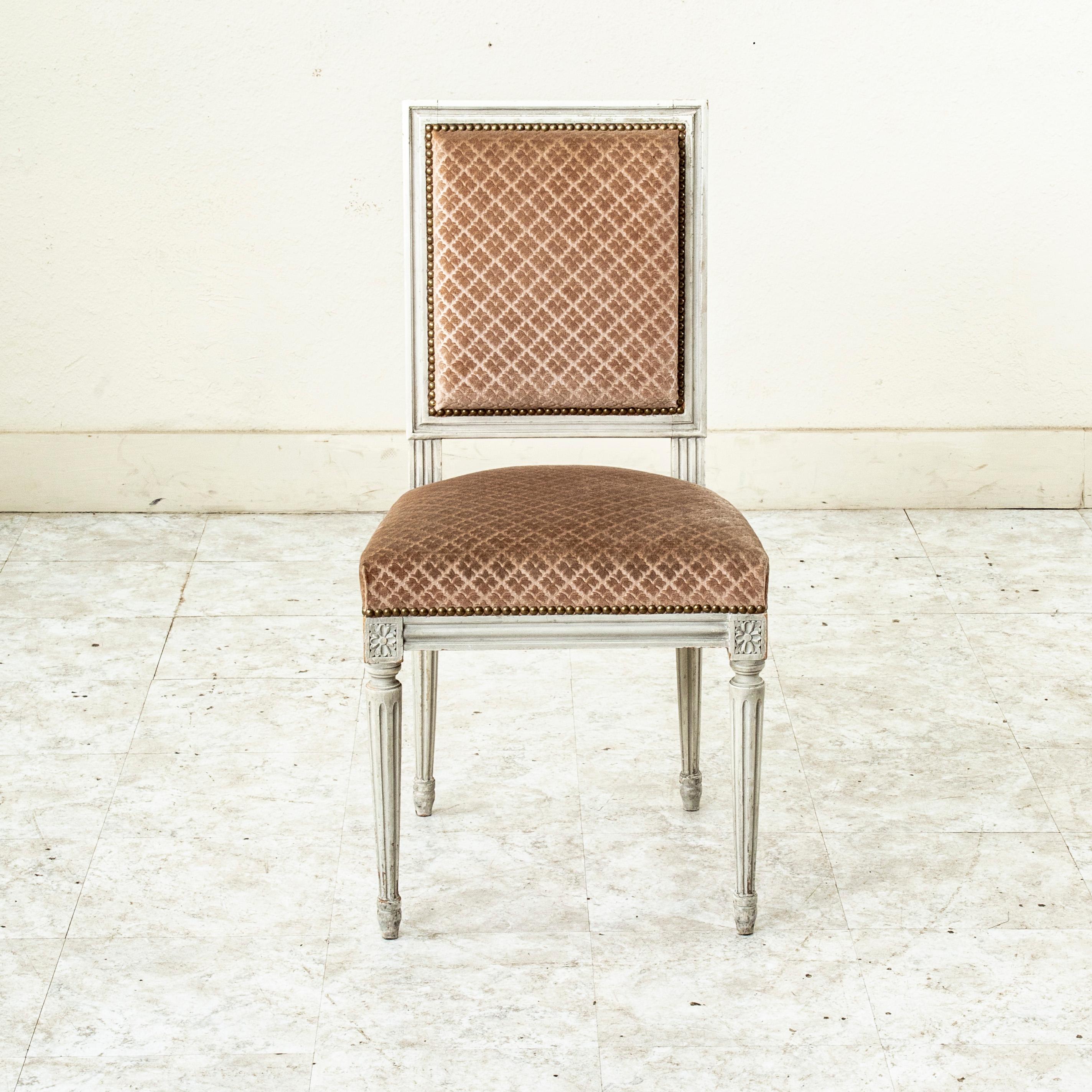 Sechs Stühle für ein französisches Esszimmer im Stil Louis XVI aus der Mitte des 20. Jahrhunderts, bemalt im Angebot 9