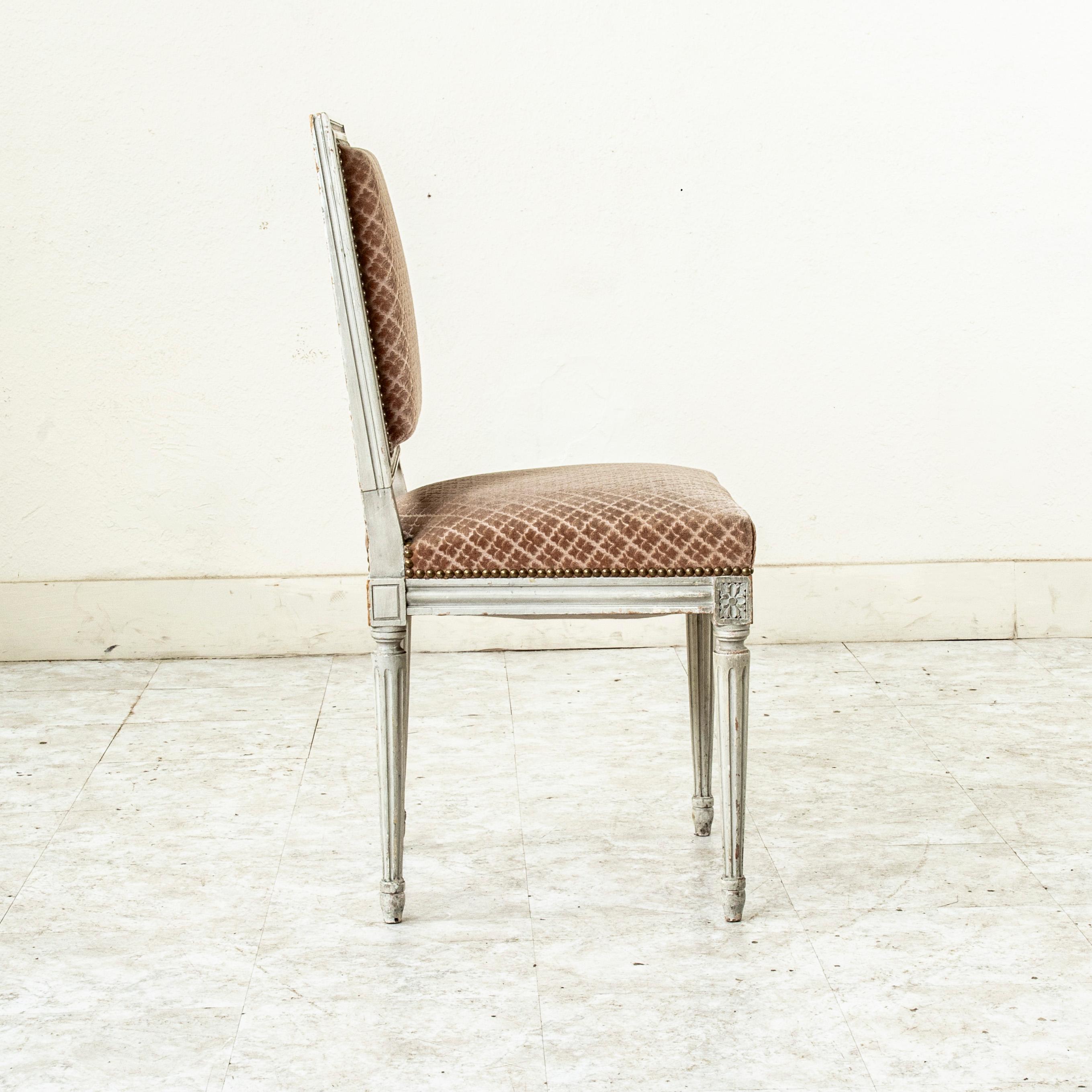 Sechs Stühle für ein französisches Esszimmer im Stil Louis XVI aus der Mitte des 20. Jahrhunderts, bemalt im Angebot 12