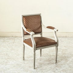 Set di sei sedie da sala da pranzo dipinte in stile Luigi XVI della metà del 20° secolo.