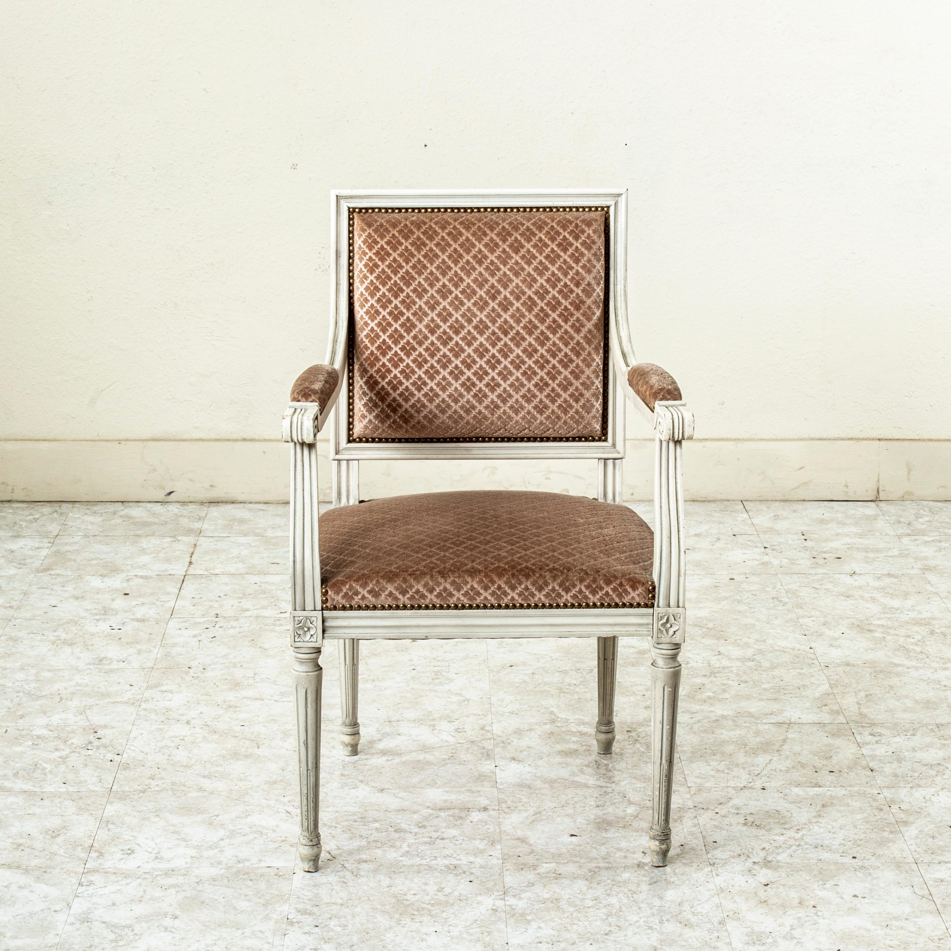 Sechs Stühle für ein französisches Esszimmer im Stil Louis XVI aus der Mitte des 20. Jahrhunderts, bemalt (Louis XVI.) im Angebot