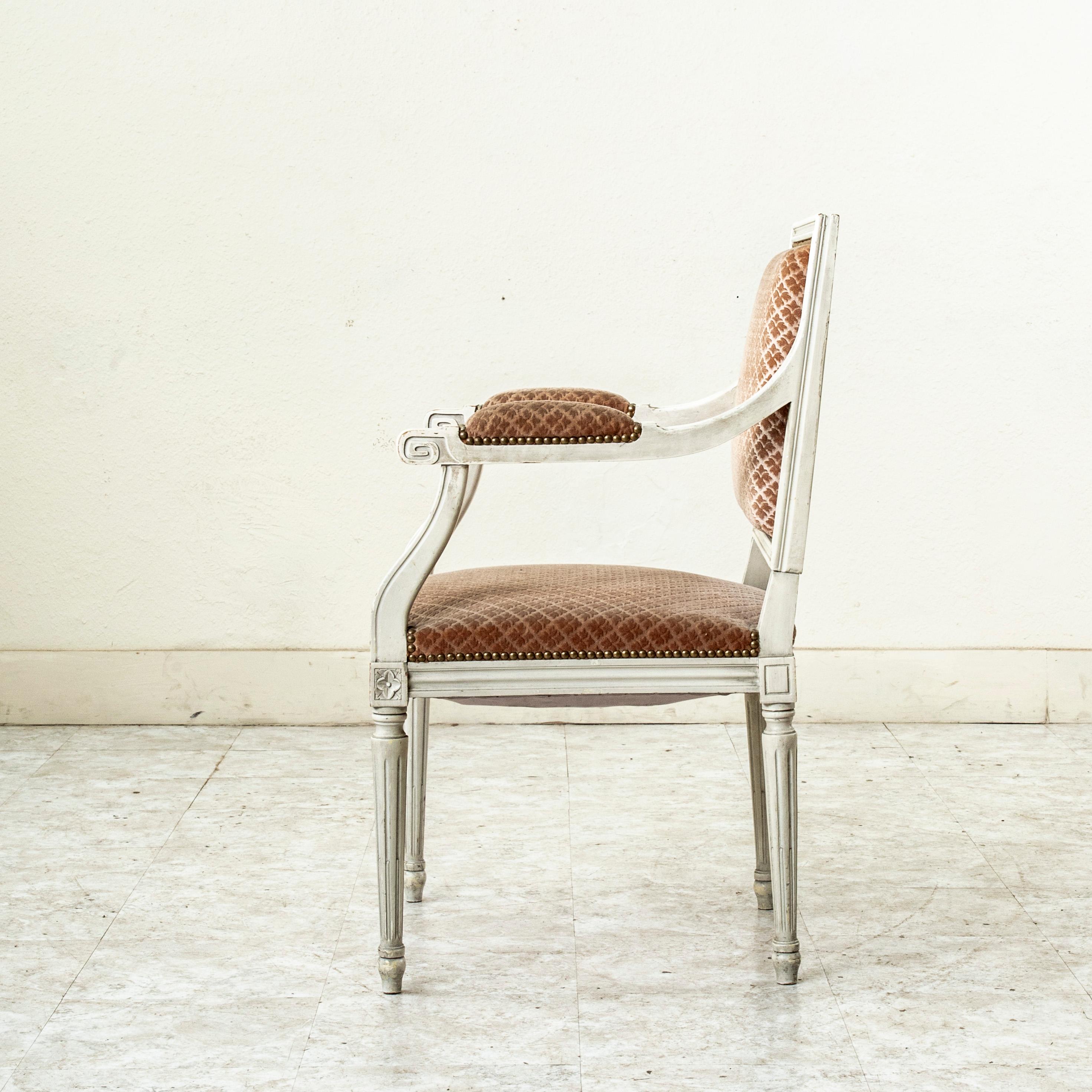 Sechs Stühle für ein französisches Esszimmer im Stil Louis XVI aus der Mitte des 20. Jahrhunderts, bemalt (Französisch) im Angebot