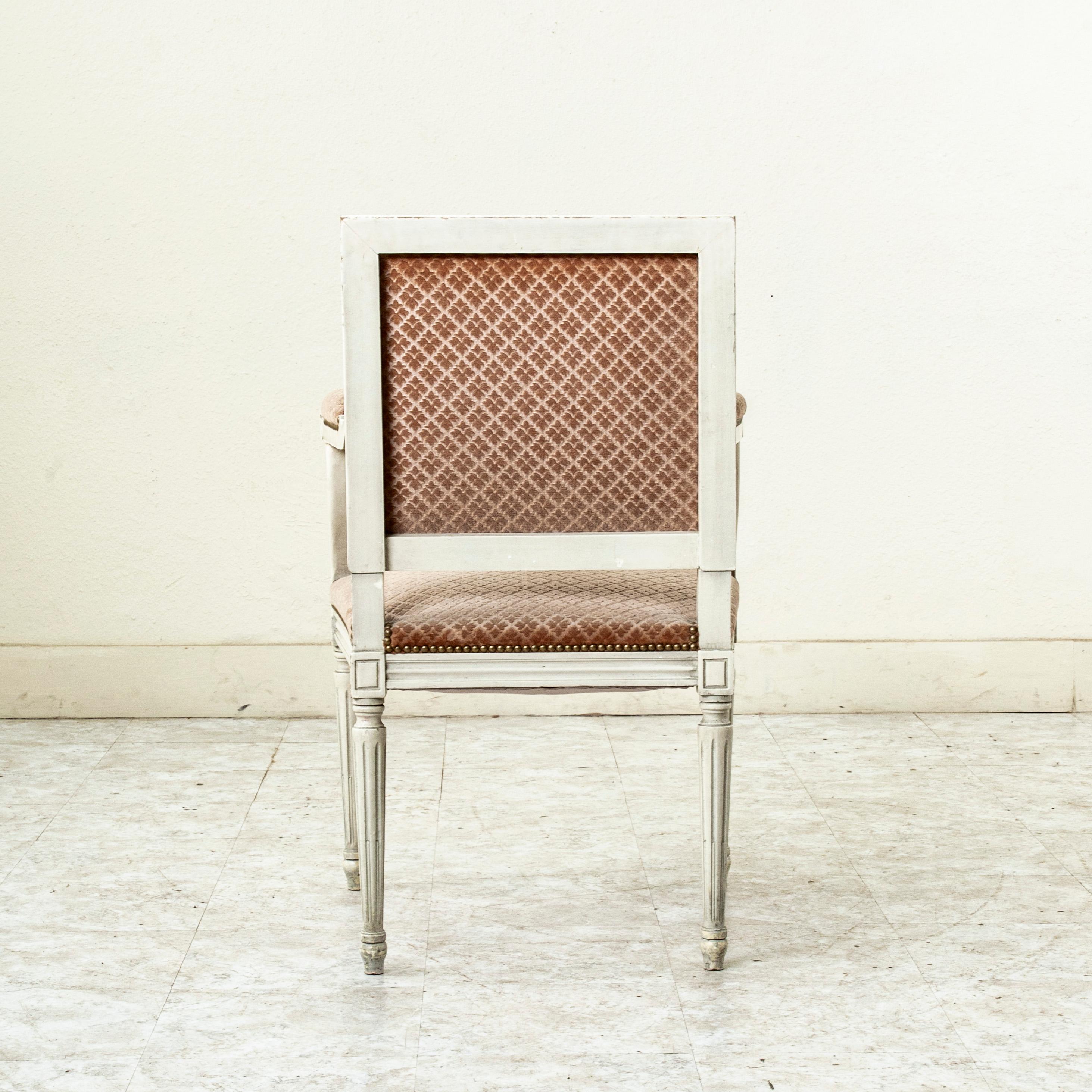 Sechs Stühle für ein französisches Esszimmer im Stil Louis XVI aus der Mitte des 20. Jahrhunderts, bemalt (Gemalt) im Angebot