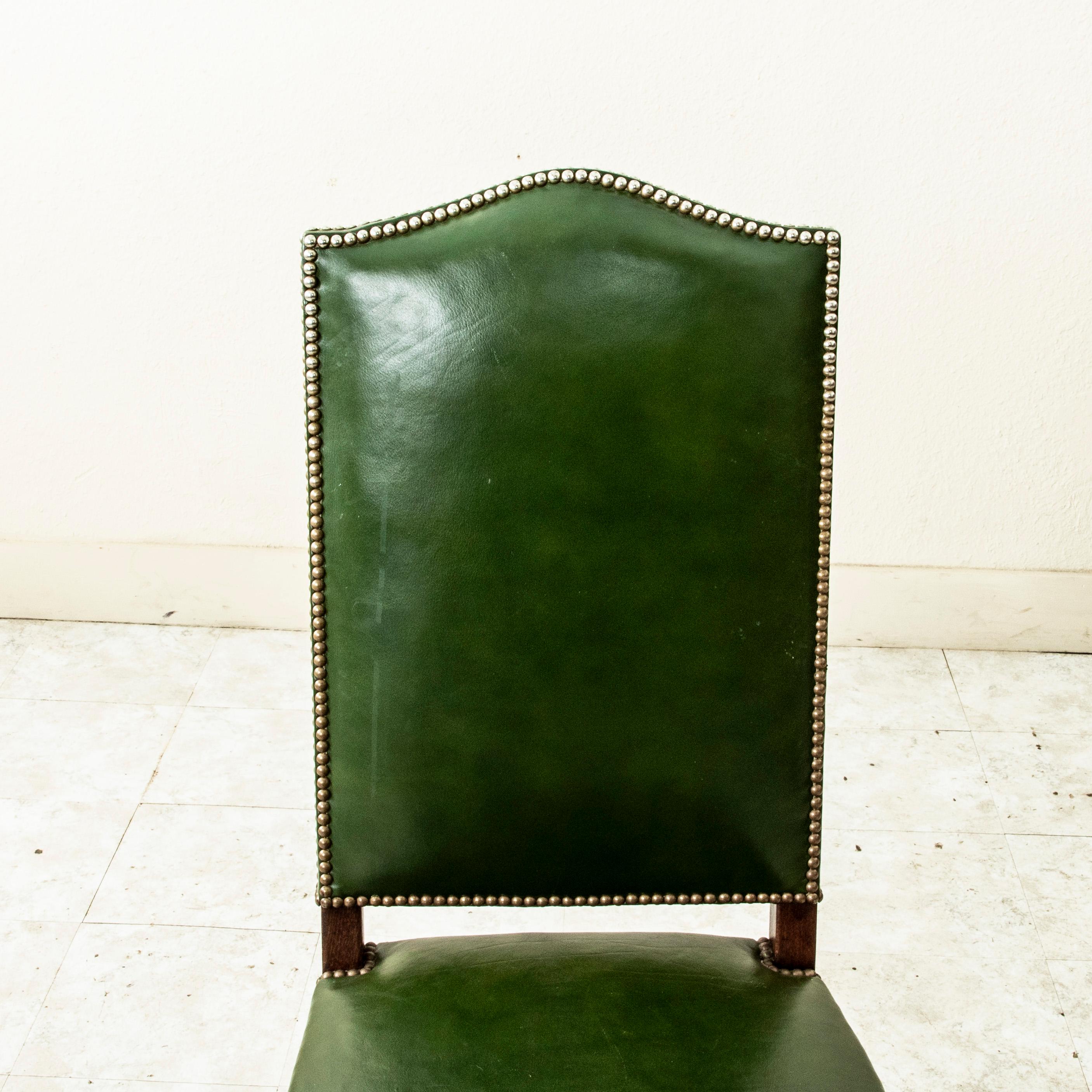 Ensemble de six chaises à pattes de mouton du milieu du 20e siècle, tapisserie en cuir vert en vente 7
