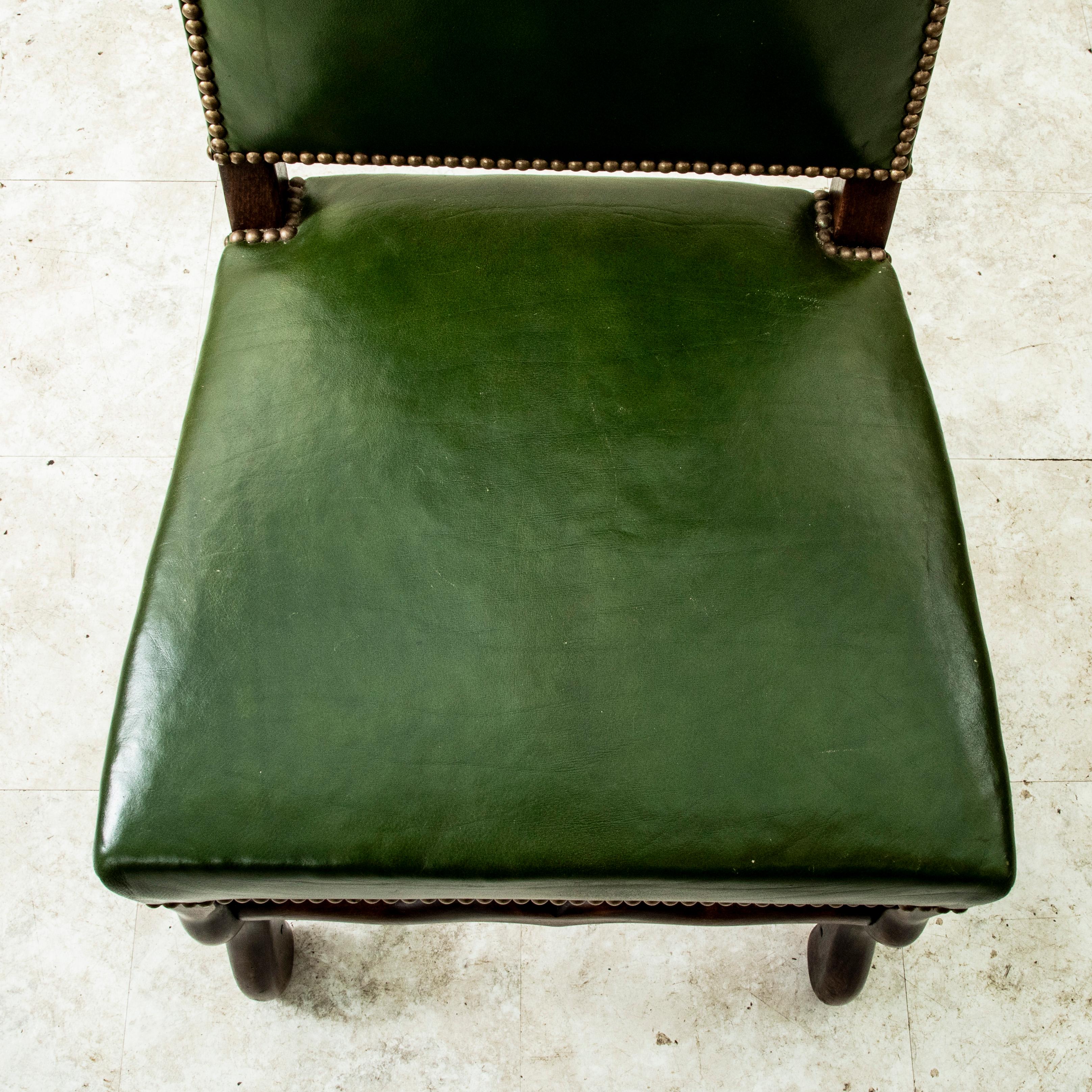 Ensemble de six chaises à pattes de mouton du milieu du 20e siècle, tapisserie en cuir vert en vente 8