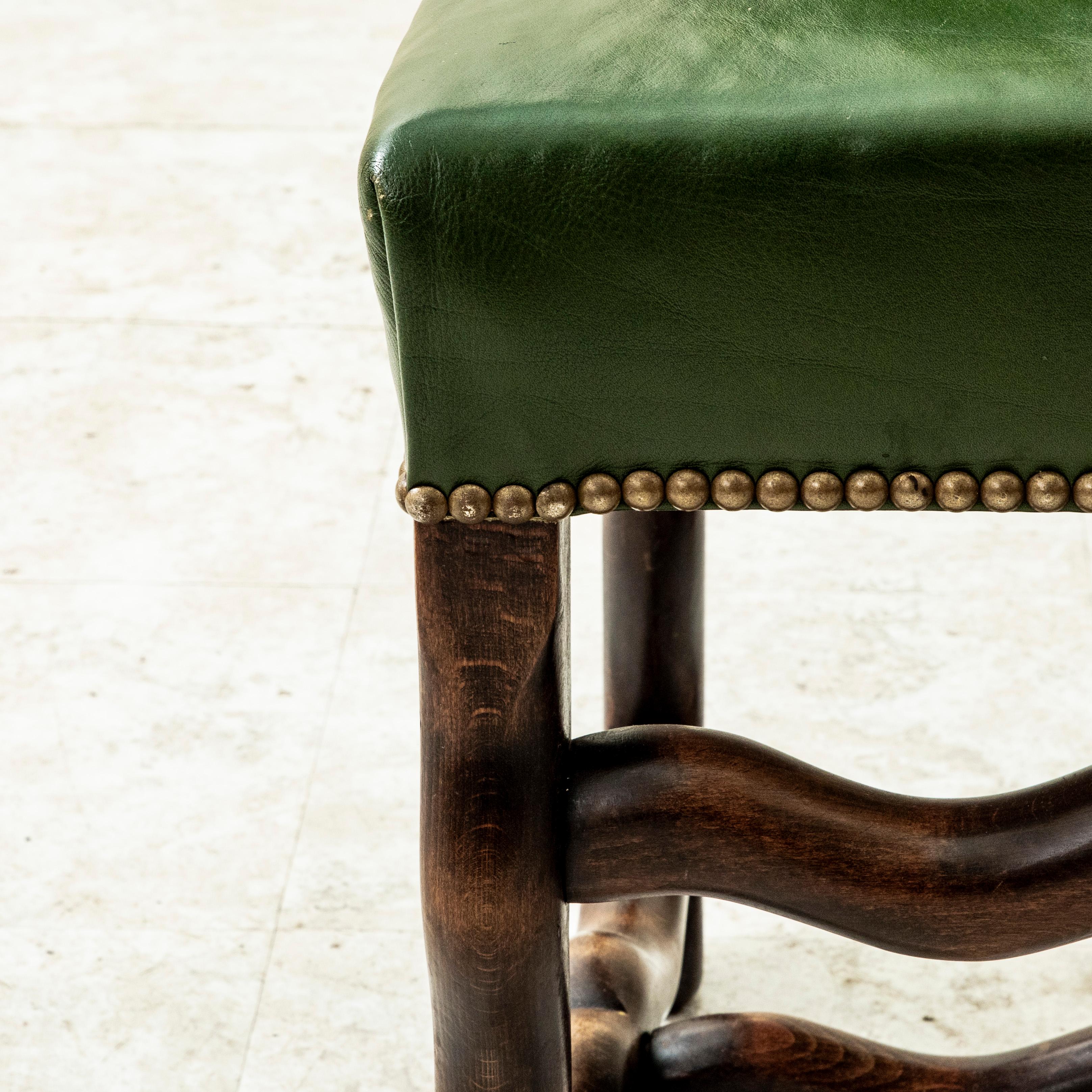 Ensemble de six chaises à pattes de mouton du milieu du 20e siècle, tapisserie en cuir vert en vente 9