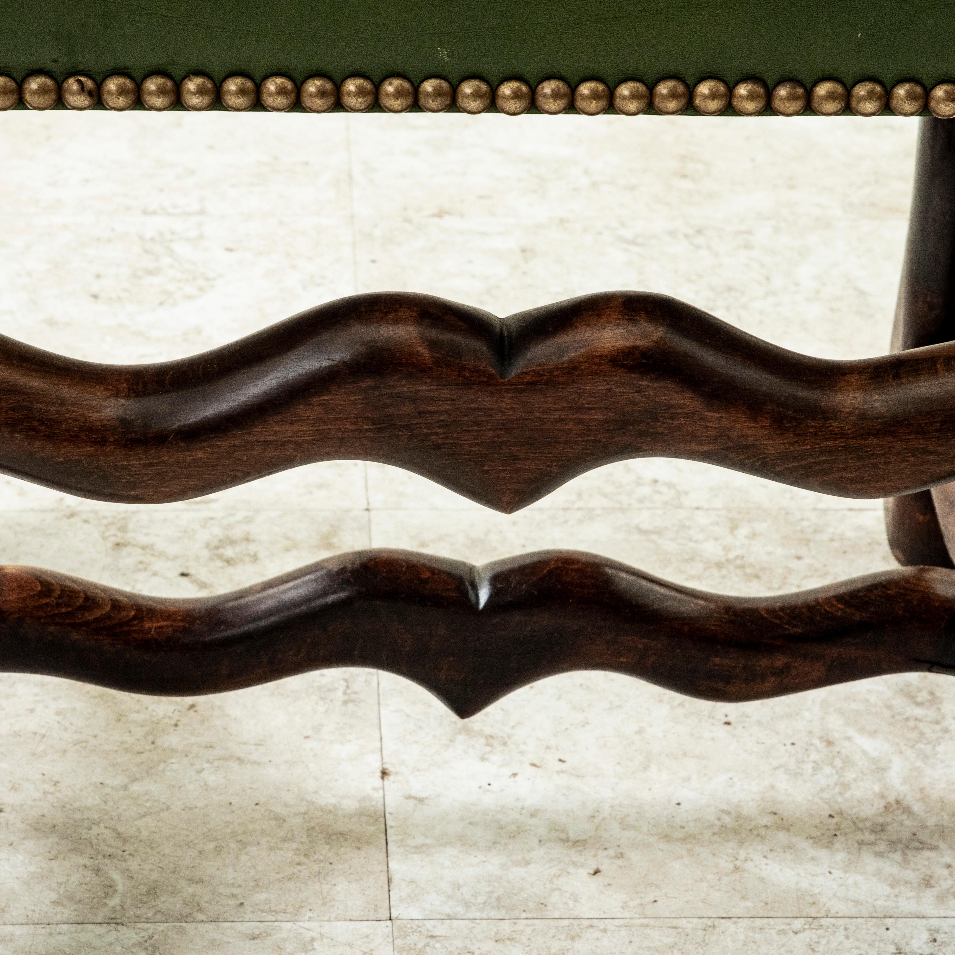 Ensemble de six chaises à pattes de mouton du milieu du 20e siècle, tapisserie en cuir vert en vente 10