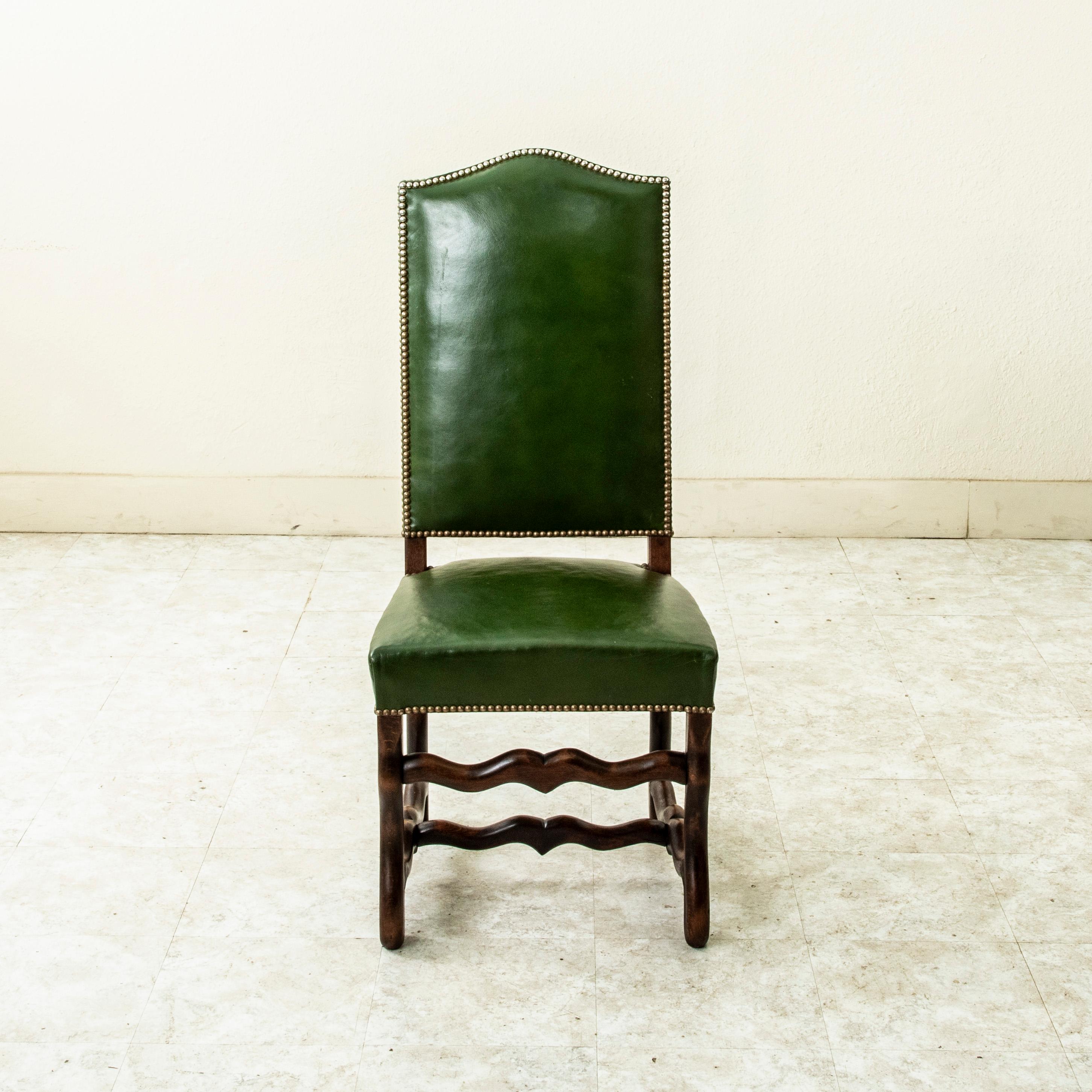 Français Ensemble de six chaises à pattes de mouton du milieu du 20e siècle, tapisserie en cuir vert en vente