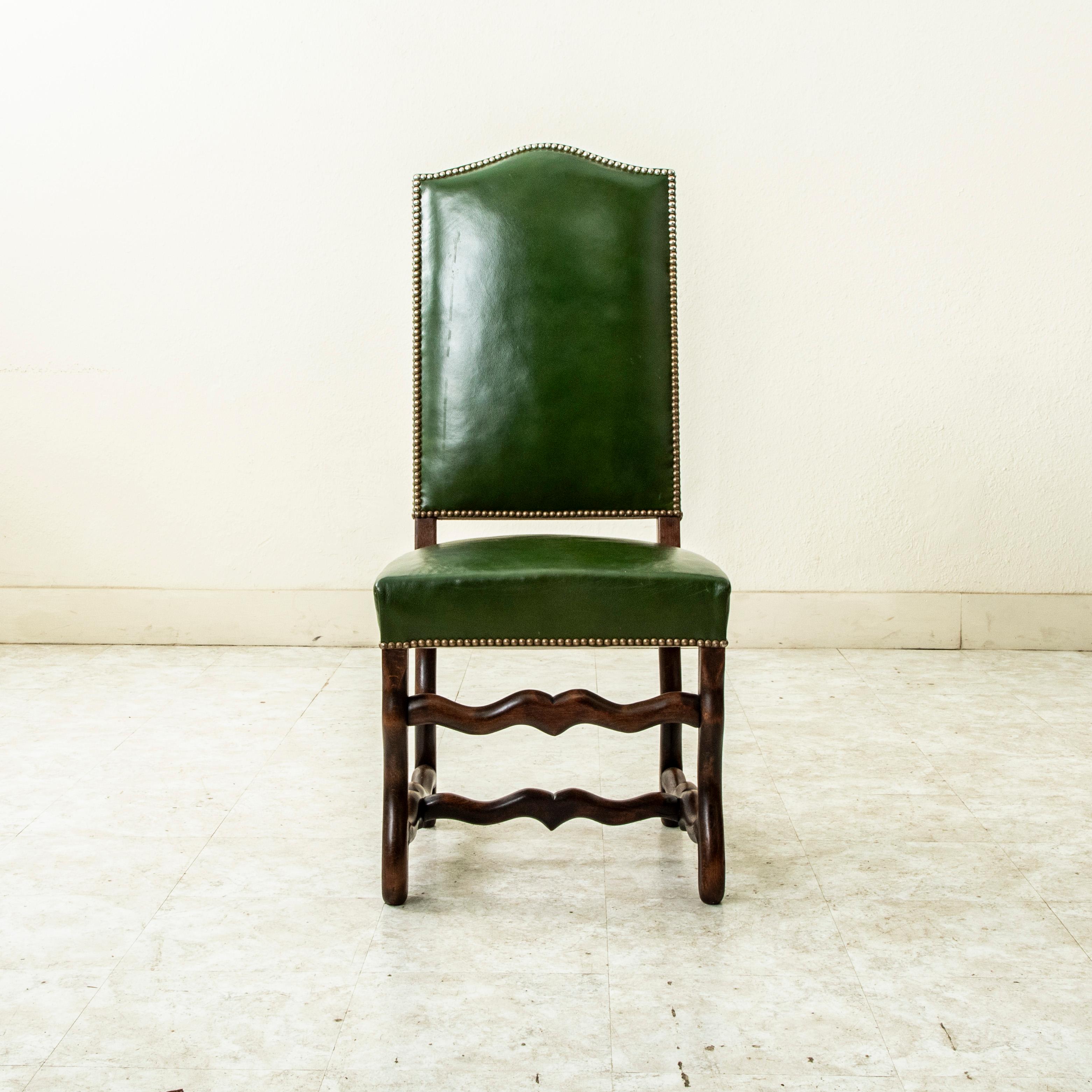 Ensemble de six chaises à pattes de mouton du milieu du 20e siècle, tapisserie en cuir vert Bon état - En vente à Fayetteville, AR
