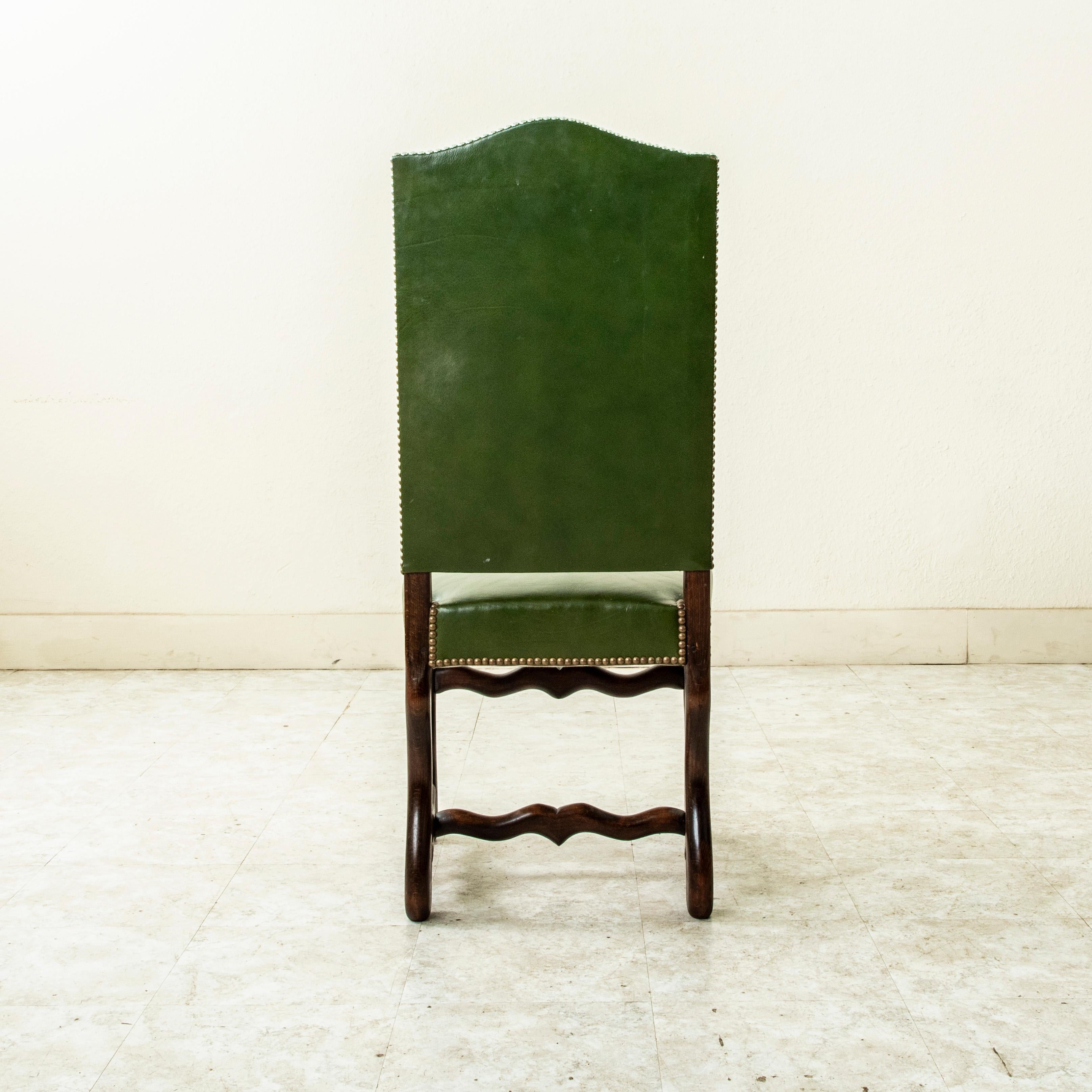 Noyer Ensemble de six chaises à pattes de mouton du milieu du 20e siècle, tapisserie en cuir vert en vente