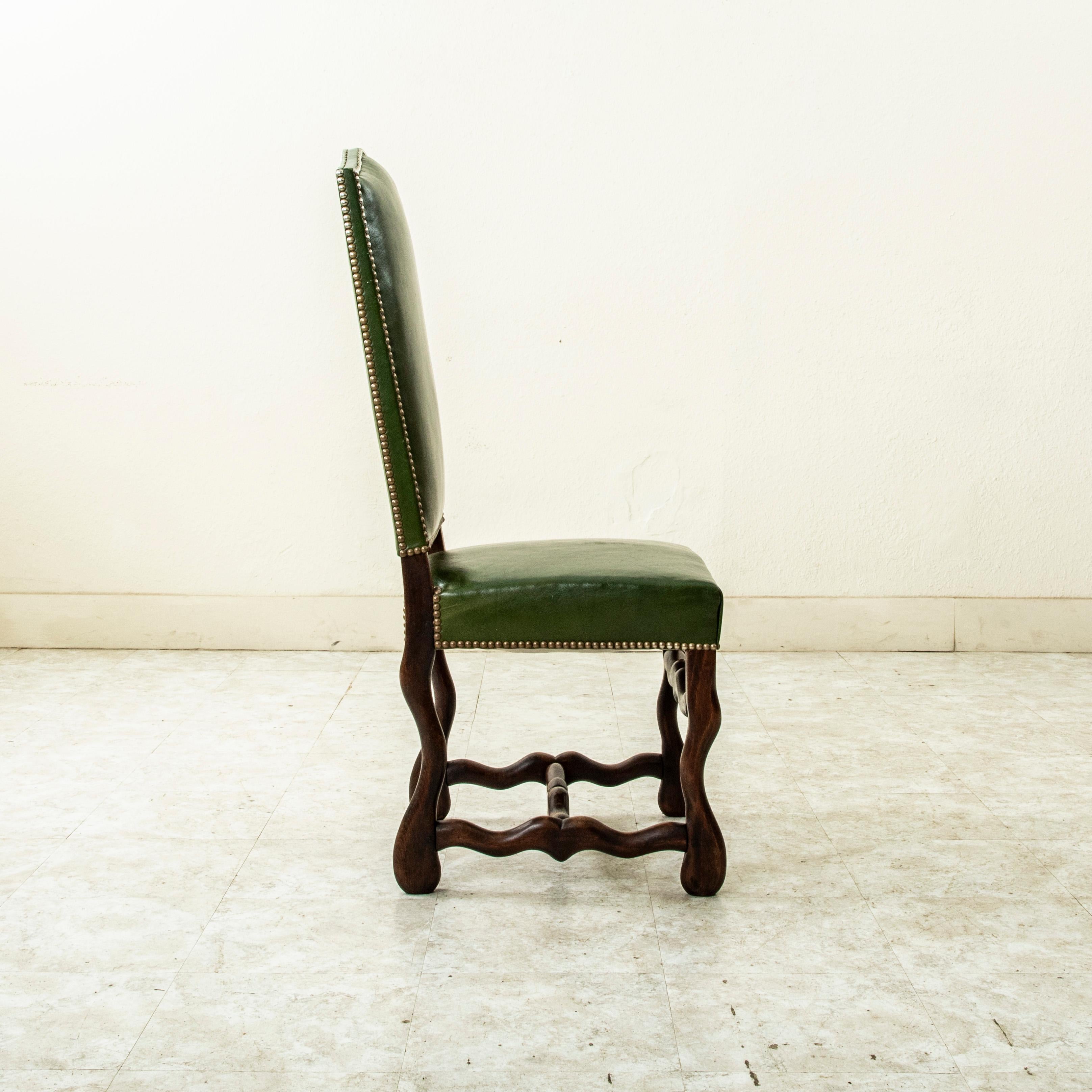 Ensemble de six chaises à pattes de mouton du milieu du 20e siècle, tapisserie en cuir vert en vente 1