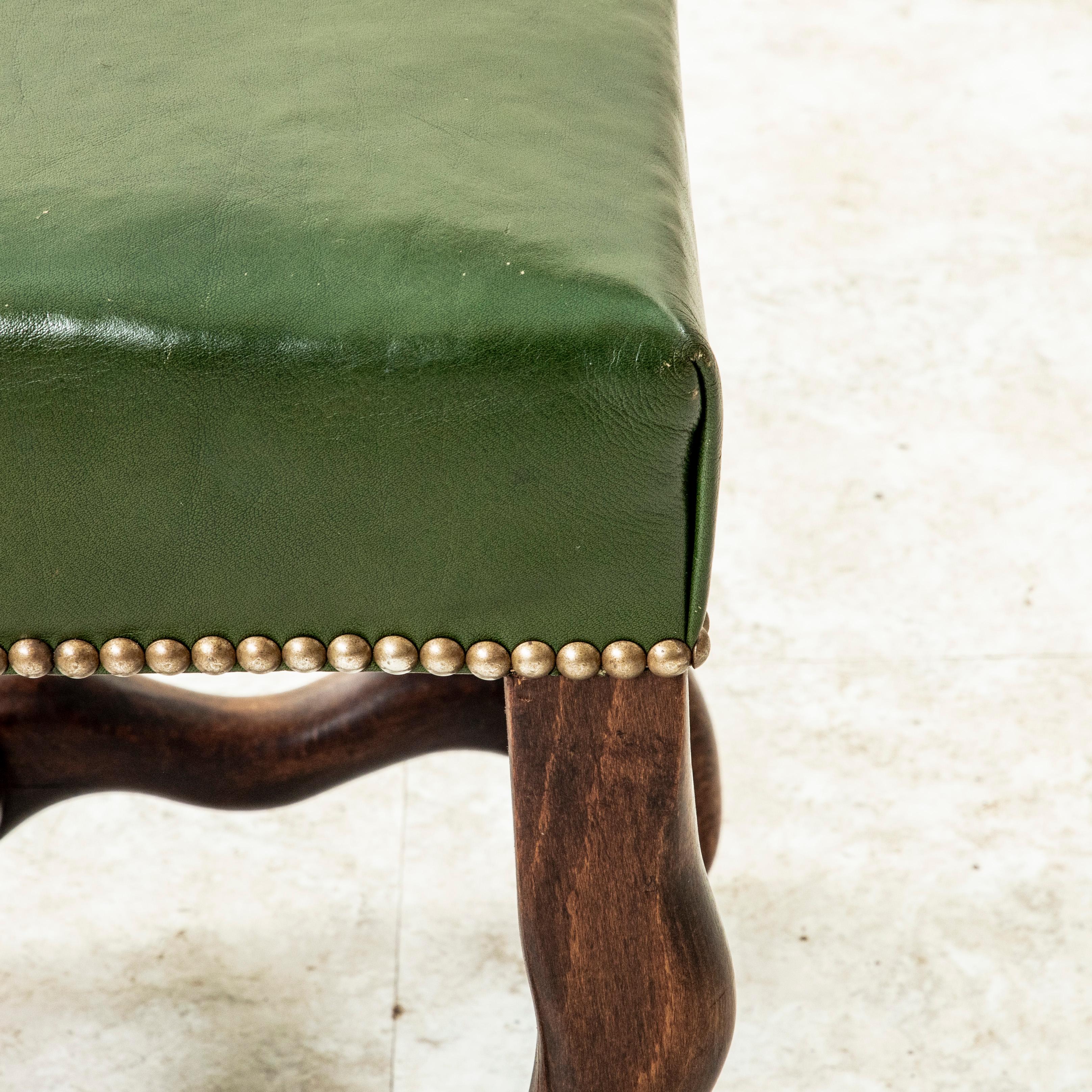 Ensemble de six chaises à pattes de mouton du milieu du 20e siècle, tapisserie en cuir vert en vente 2