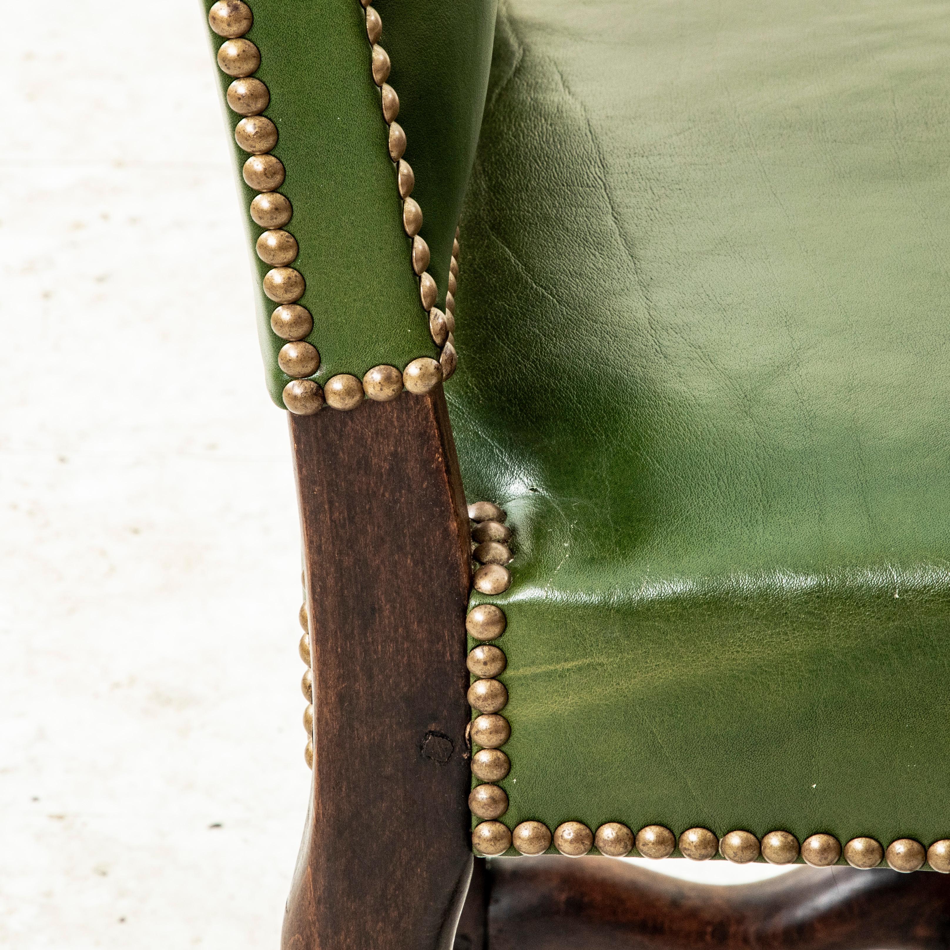 Ensemble de six chaises à pattes de mouton du milieu du 20e siècle, tapisserie en cuir vert en vente 3