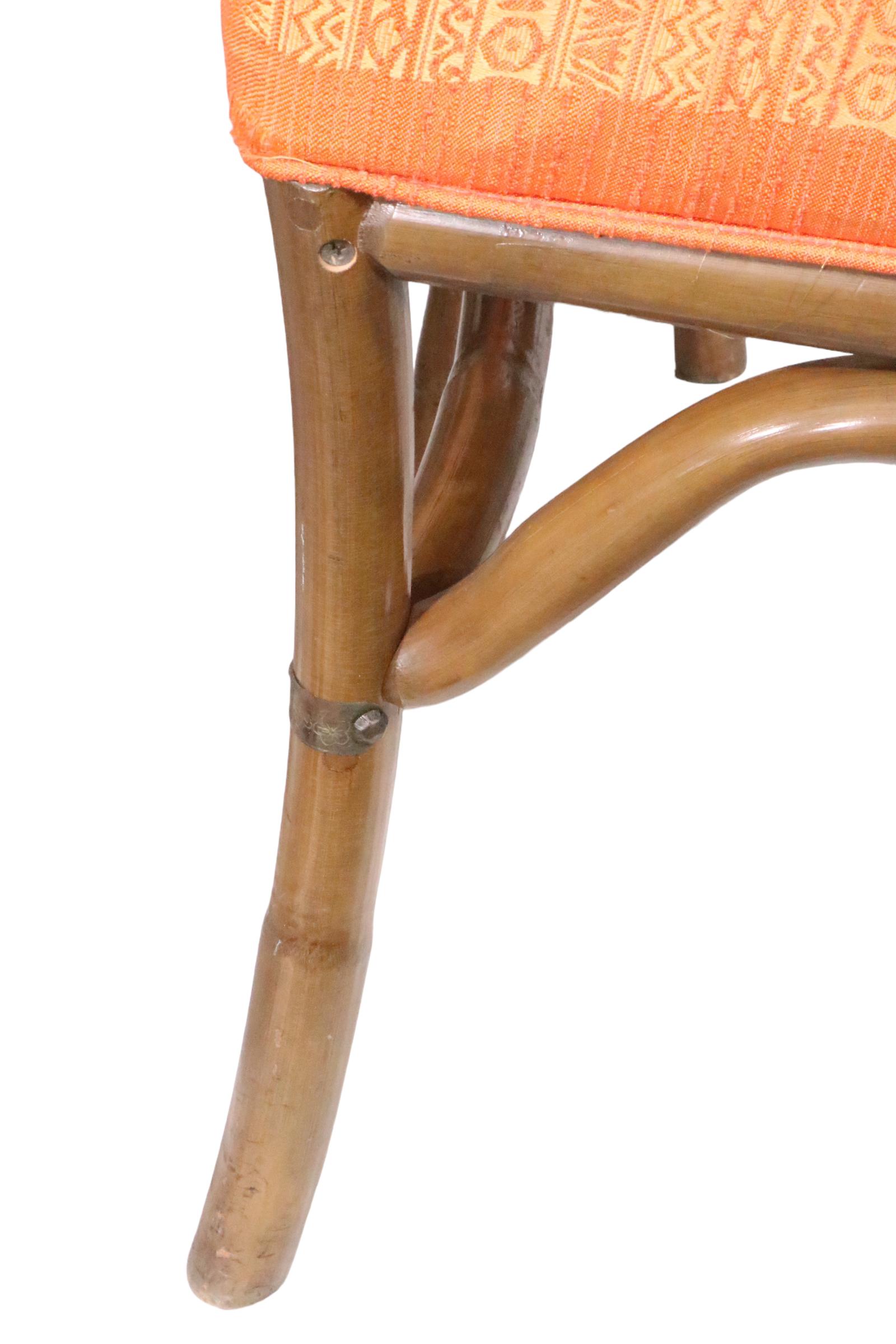 Ensemble de chaises de salle à manger voguish, chic, du milieu du siècle par Herbert Ritts, circa 1950/1960. Les chaises sont dotées d'un cadre en bambou et d'une garniture en laiton ciselé,  et des sièges rembourrés épais (à refaire). Les chaises