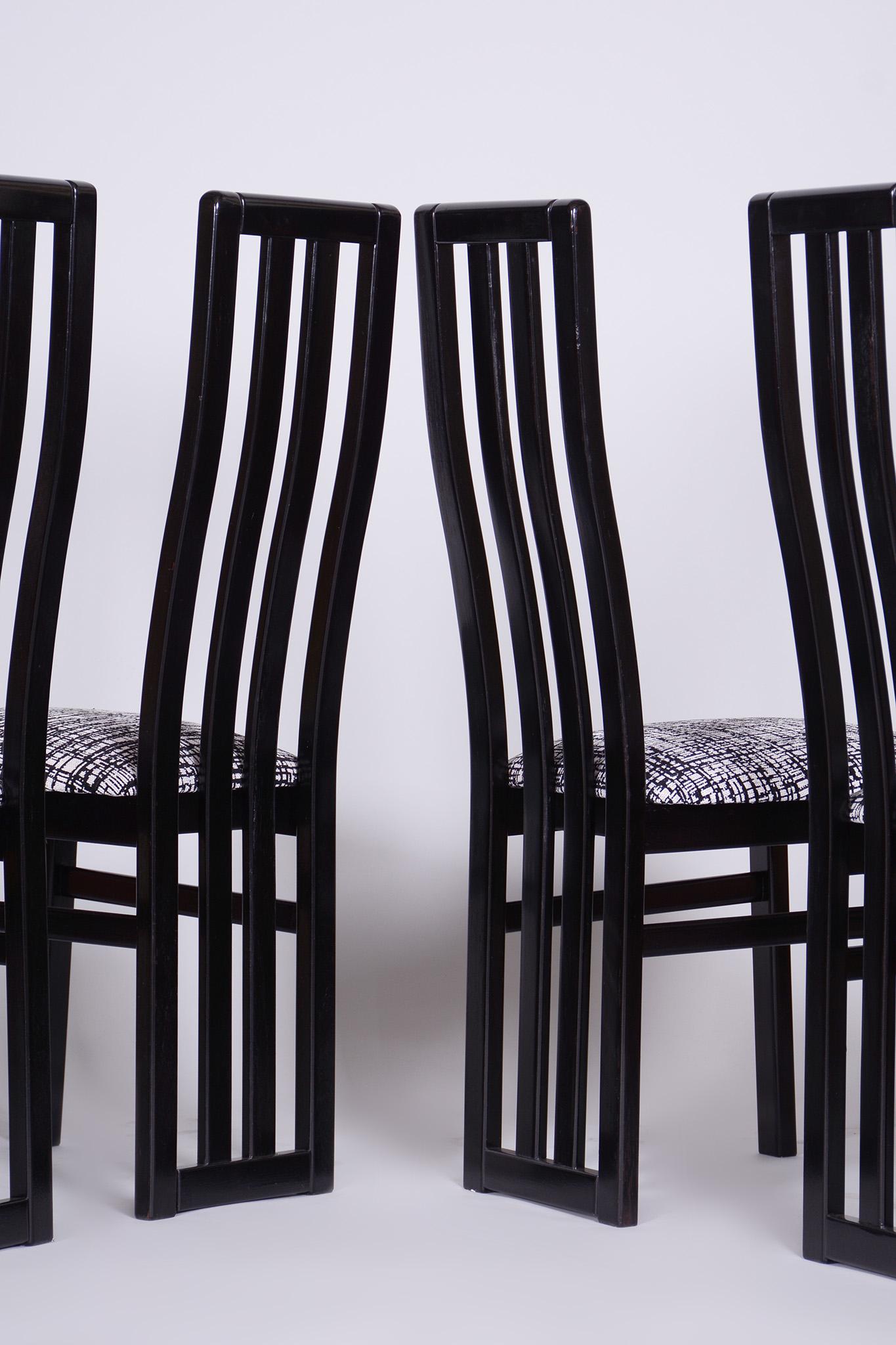 Mid-Century Modern Ensemble de six chaises en hêtre du milieu du siècle, fabriquées par Thon, restaurées, Tchécoslovaquie, années 1970 en vente