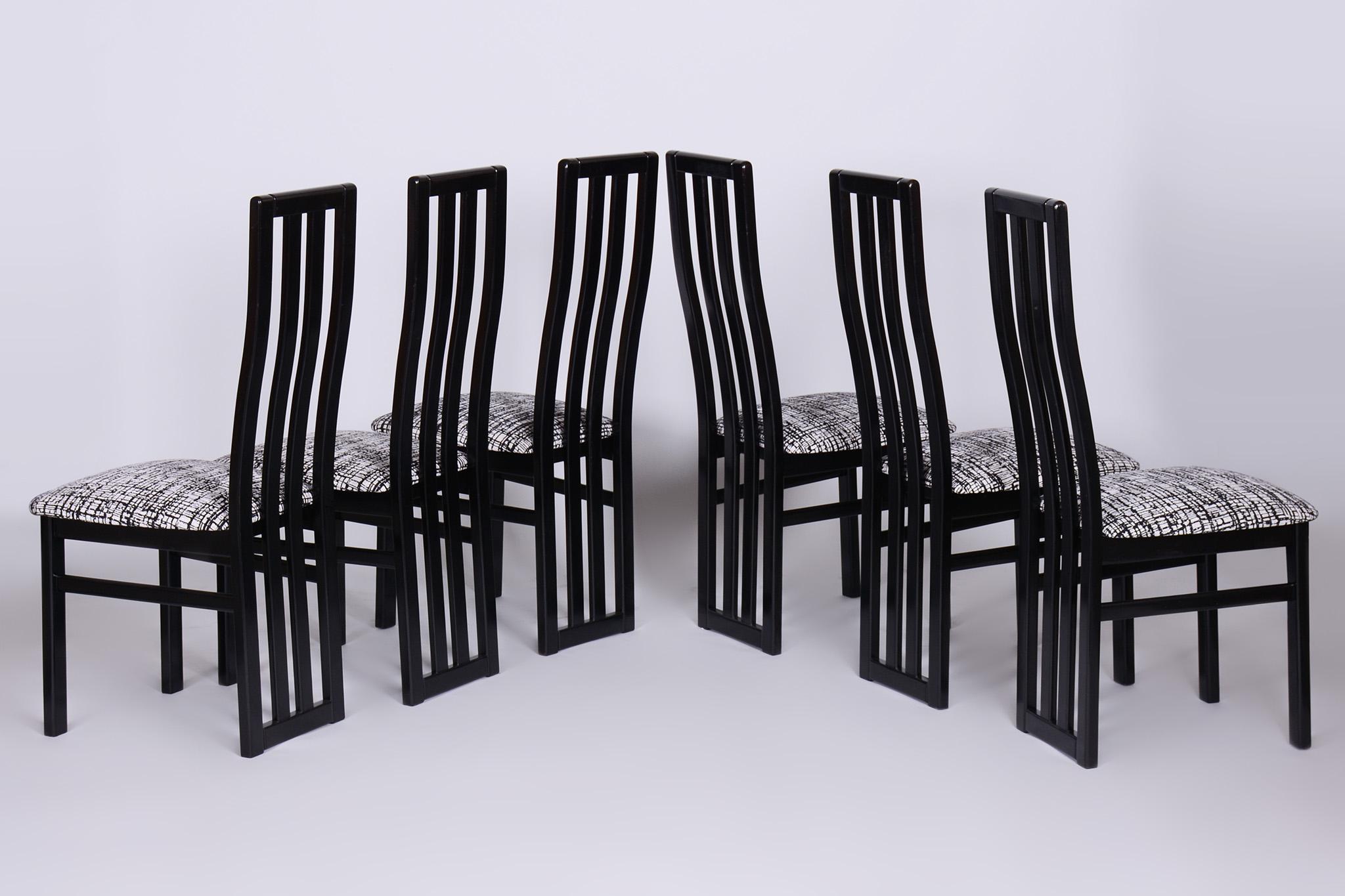 Tchèque Ensemble de six chaises en hêtre du milieu du siècle, fabriquées par Thon, restaurées, Tchécoslovaquie, années 1970 en vente