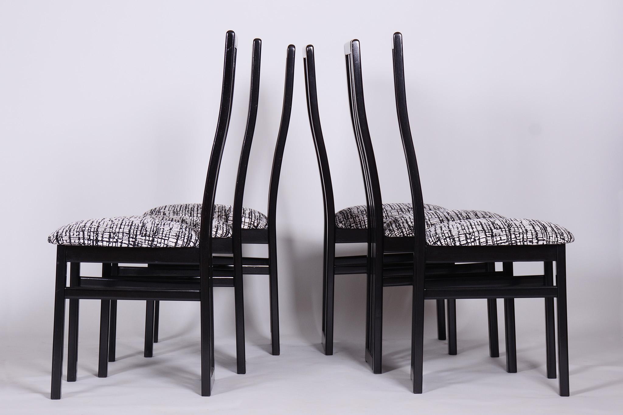 Ensemble de six chaises en hêtre du milieu du siècle, fabriquées par Thon, restaurées, Tchécoslovaquie, années 1970 Bon état - En vente à Horomerice, CZ