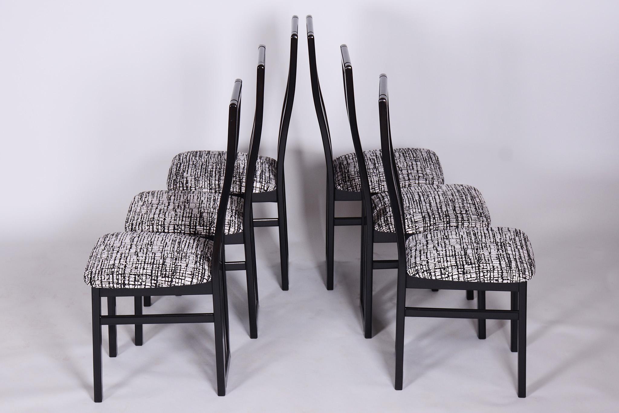 20ième siècle Ensemble de six chaises en hêtre du milieu du siècle, fabriquées par Thon, restaurées, Tchécoslovaquie, années 1970 en vente