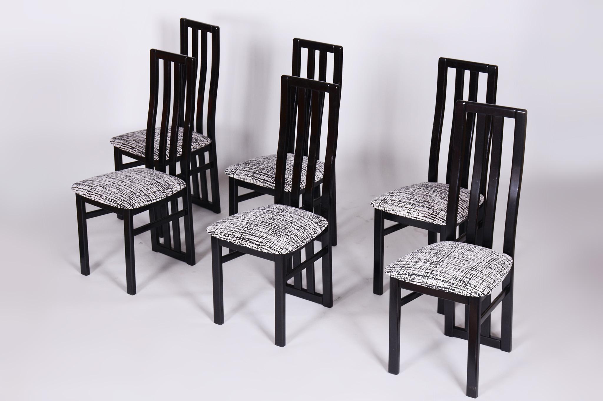 Tissu Ensemble de six chaises en hêtre du milieu du siècle, fabriquées par Thon, restaurées, Tchécoslovaquie, années 1970 en vente