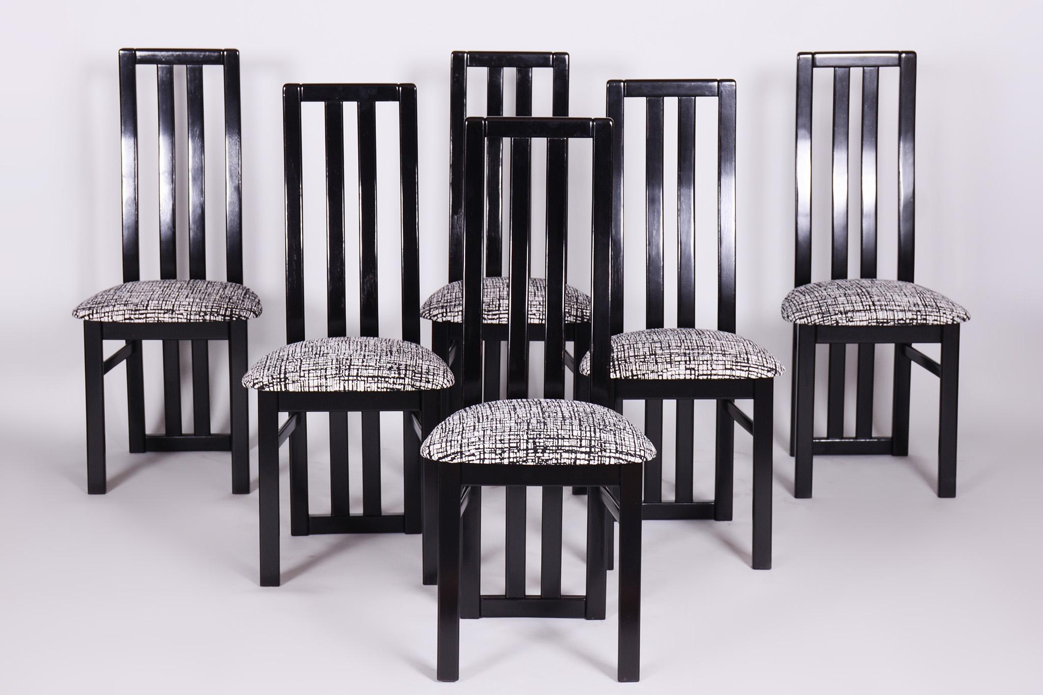 Ensemble de six chaises en hêtre du milieu du siècle, fabriquées par Thon, restaurées, Tchécoslovaquie, années 1970 en vente 2