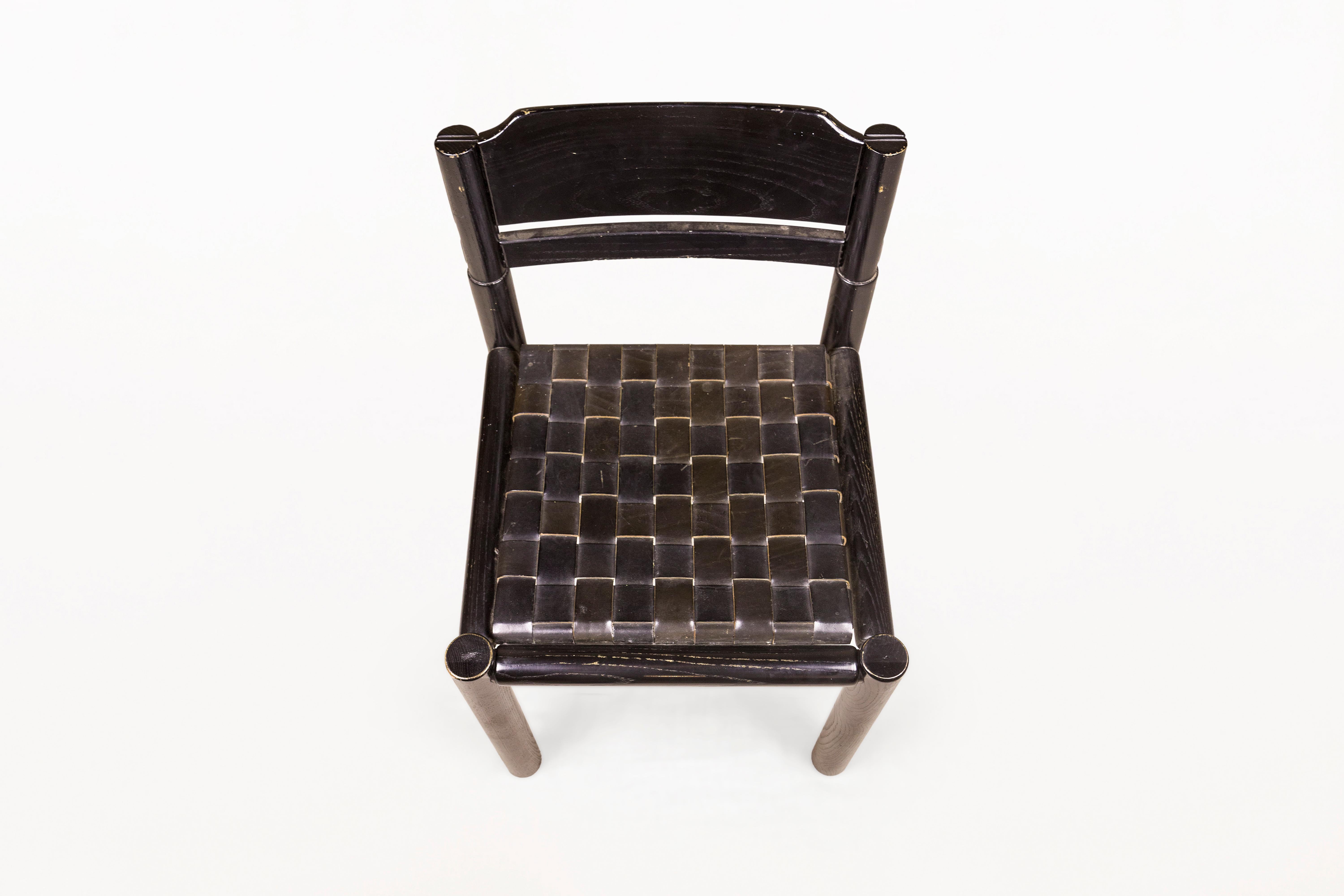 Satz von sechs schwarzen Stühlen aus der Mitte des Jahrhunderts, um 1960, Frankreich (20. Jahrhundert) im Angebot