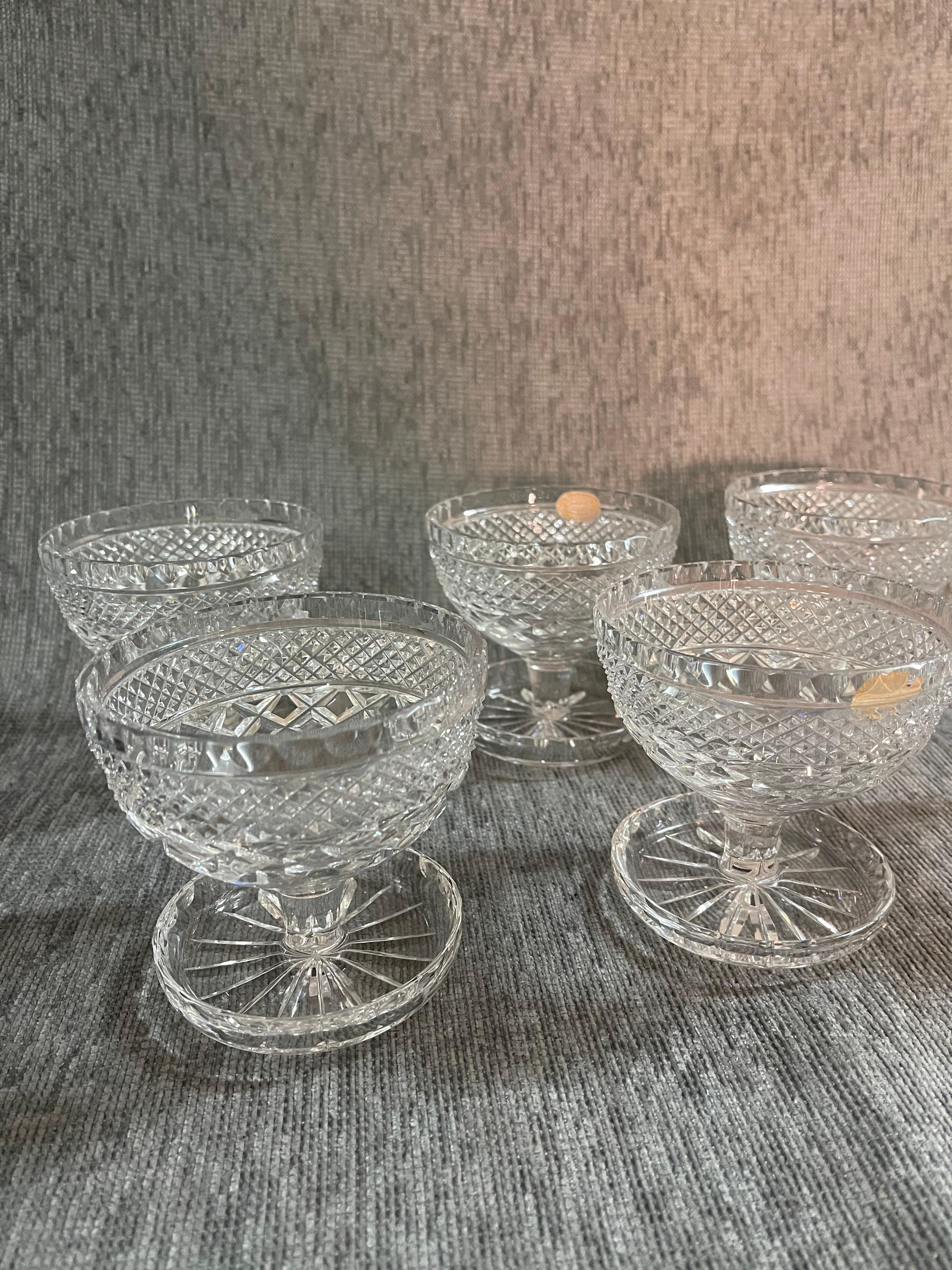 Rare et magnifique ensemble de 6 coupes en cristal gravées et réalisées à la main en Bohemia.
Deux tasses conserve son étiquette d'origine.
Parfait état 
Un autre jeu de six gobelets identiques est disponible.
Cette œuvre d'art, jamais