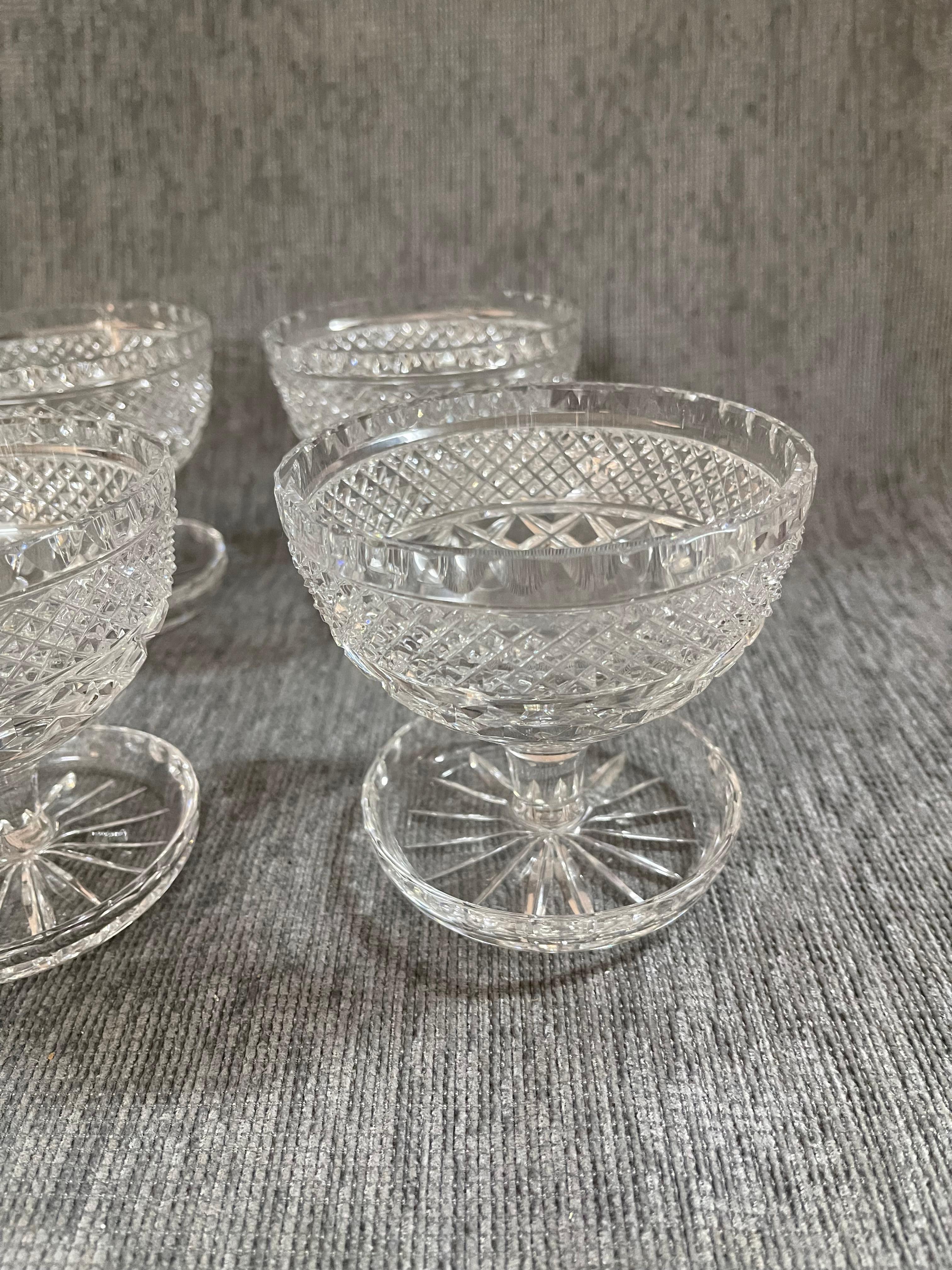 Rare et magnifique ensemble de 6 coupes en cristal gravées et réalisées à la main en Bohemia.
Une tasse a conservé son Label d'origine.
Parfait état 
Un autre jeu de six gobelets identiques est disponible.
Cette œuvre d'art, jamais commercialisée