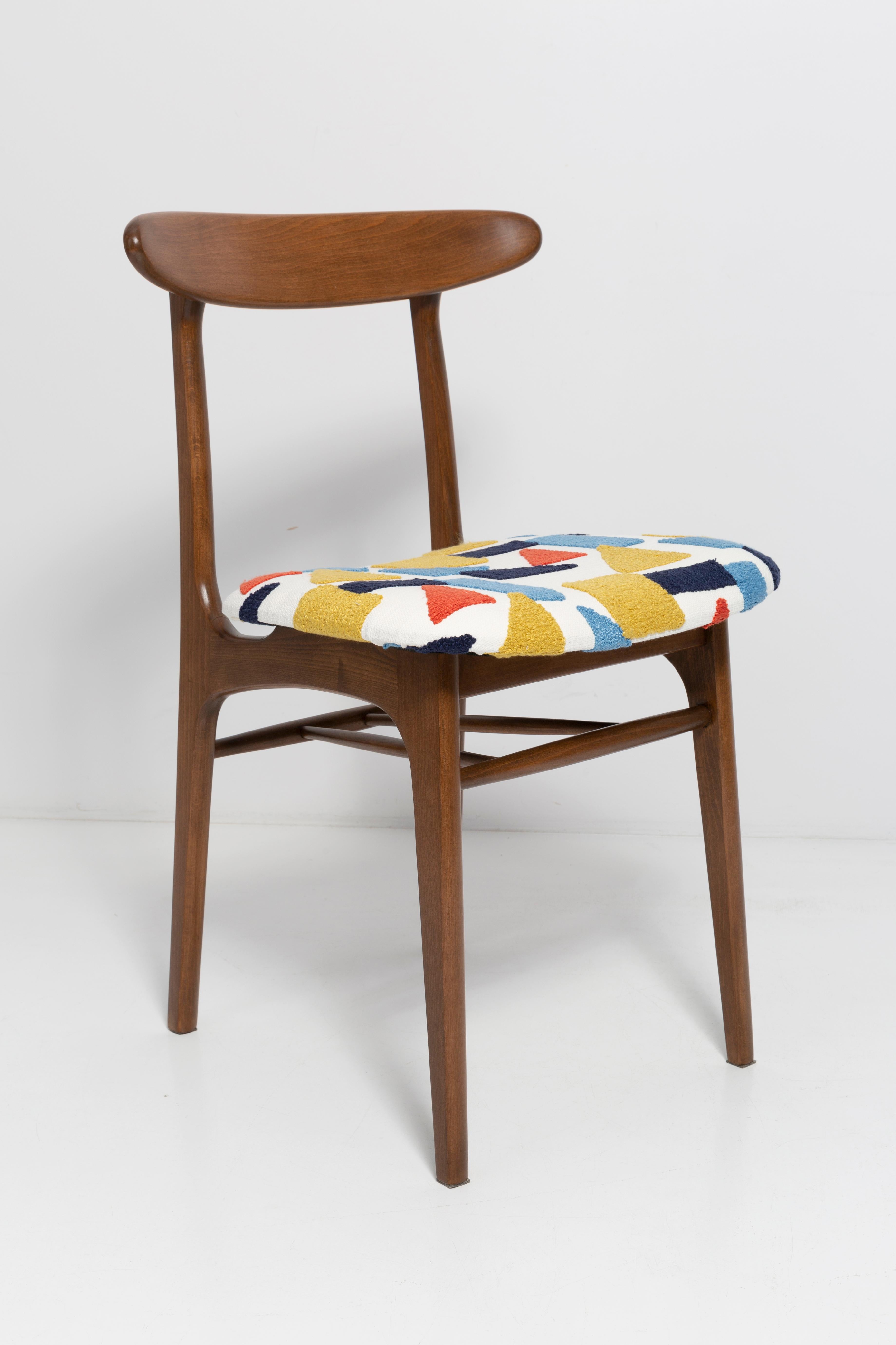 Stuhl entworfen von Prof. Rajmund Halas. Hergestellt aus Buchenholz. Der Stuhl wurde komplett neu gepolstert, die Holzarbeiten wurden aufgefrischt. Der Sitz ist aus weißem, strapazierfähigem und angenehm zu berührendem spanischem Stoff gefertigt.