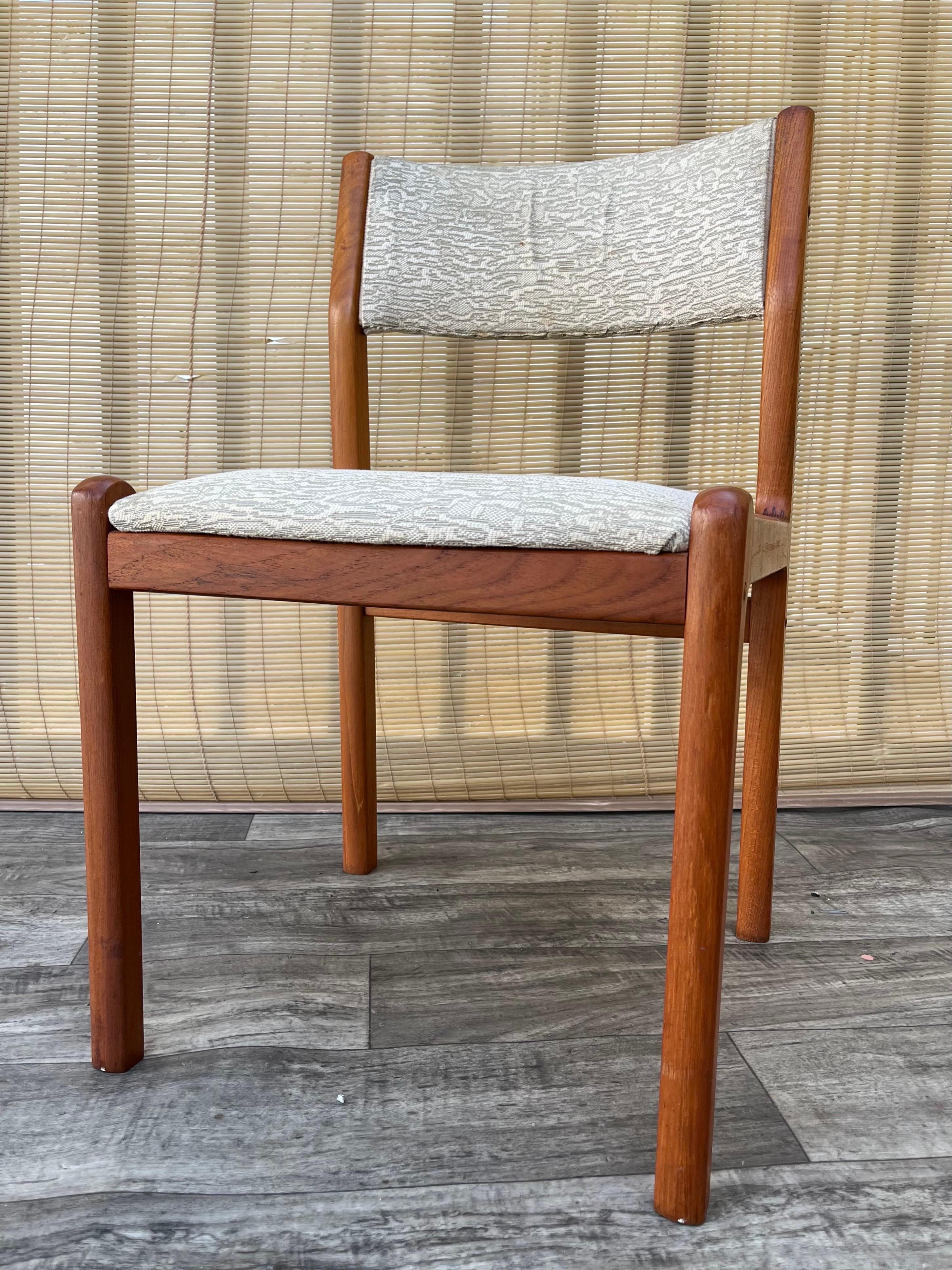 Juego de seis sillas de comedor modernas danesas de mediados de siglo de J.L. Moller. Alrededor de 1980 en venta 3