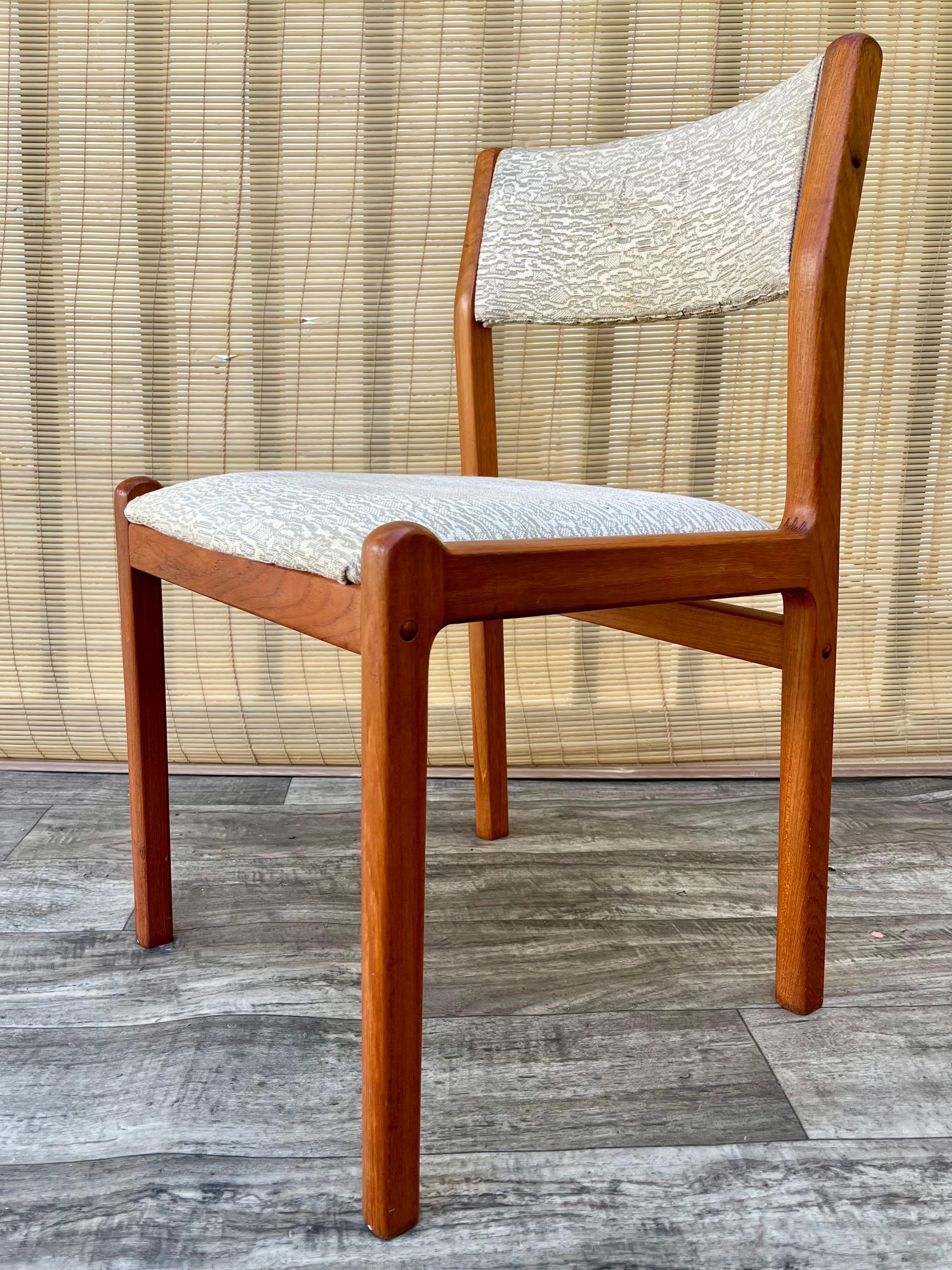 Juego de seis sillas de comedor modernas danesas de mediados de siglo de J.L. Moller. Alrededor de 1980 en venta 5