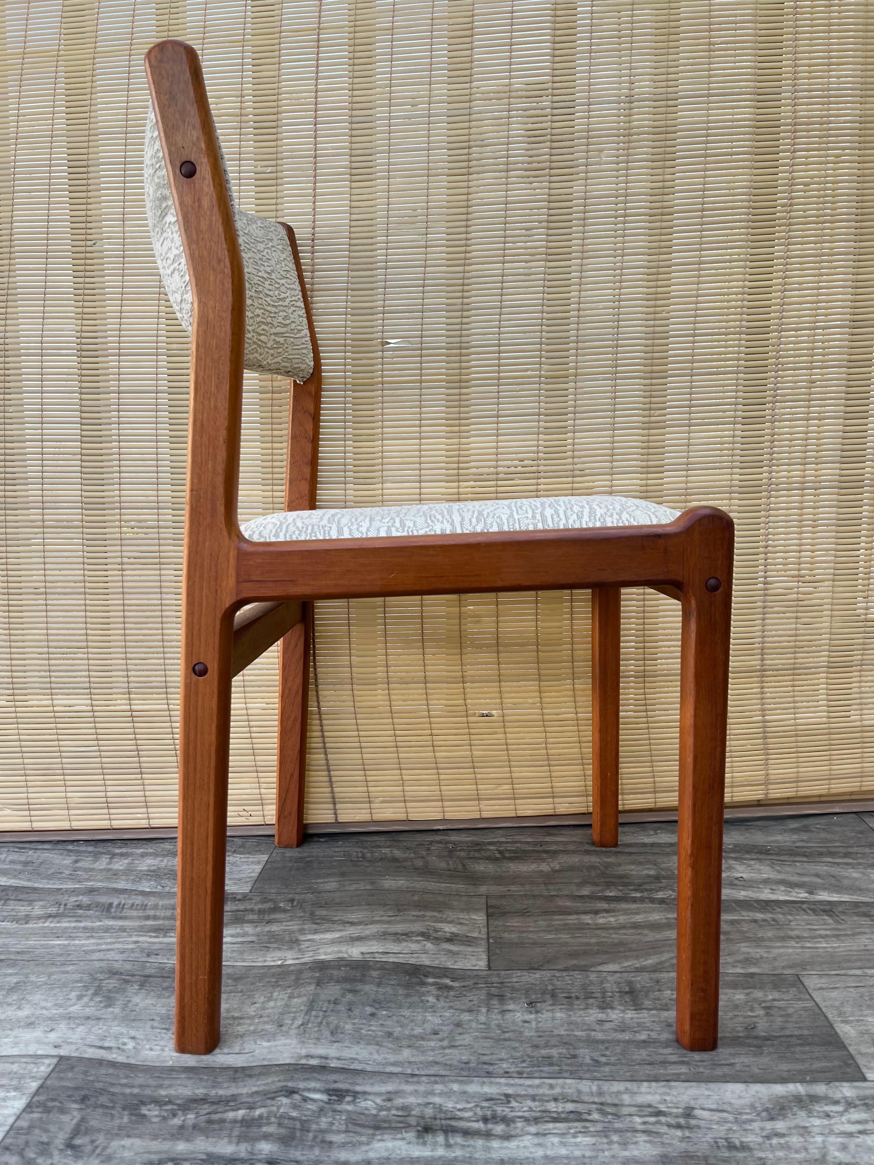 Juego de seis sillas de comedor modernas danesas de mediados de siglo de J.L. Moller. Alrededor de 1980 en venta 7