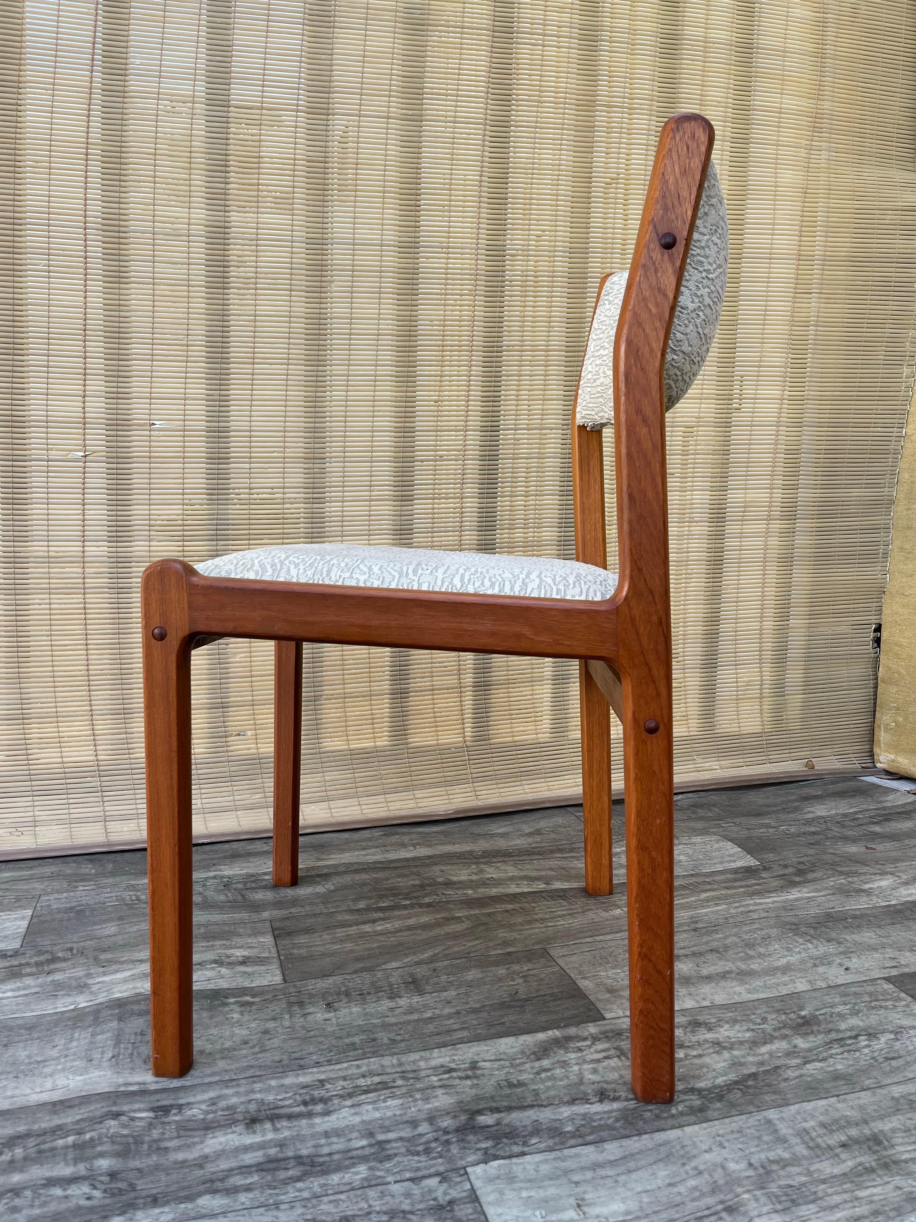 Juego de seis sillas de comedor modernas danesas de mediados de siglo de J.L. Moller. Alrededor de 1980 en venta 8