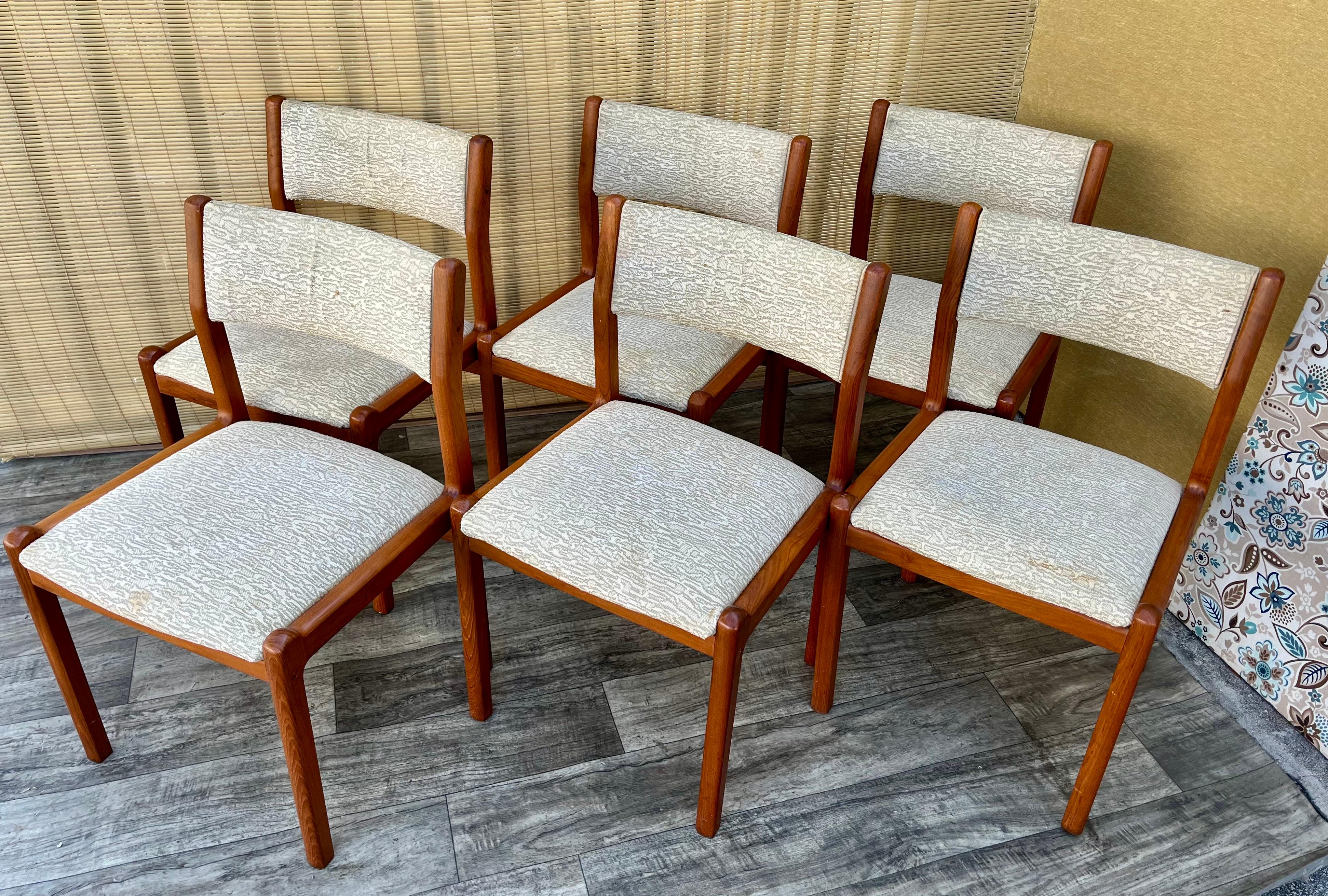 Conjunto de seis sillas de comedor modernas danesas de mediados de siglo de J.L. Moller-Hojbjerg, Dinamarca. C. 1980s
Presenta un armazón de teca maciza en un diseño moderno escandinavo minimalista y asientos y respaldos retapizados en tela de color