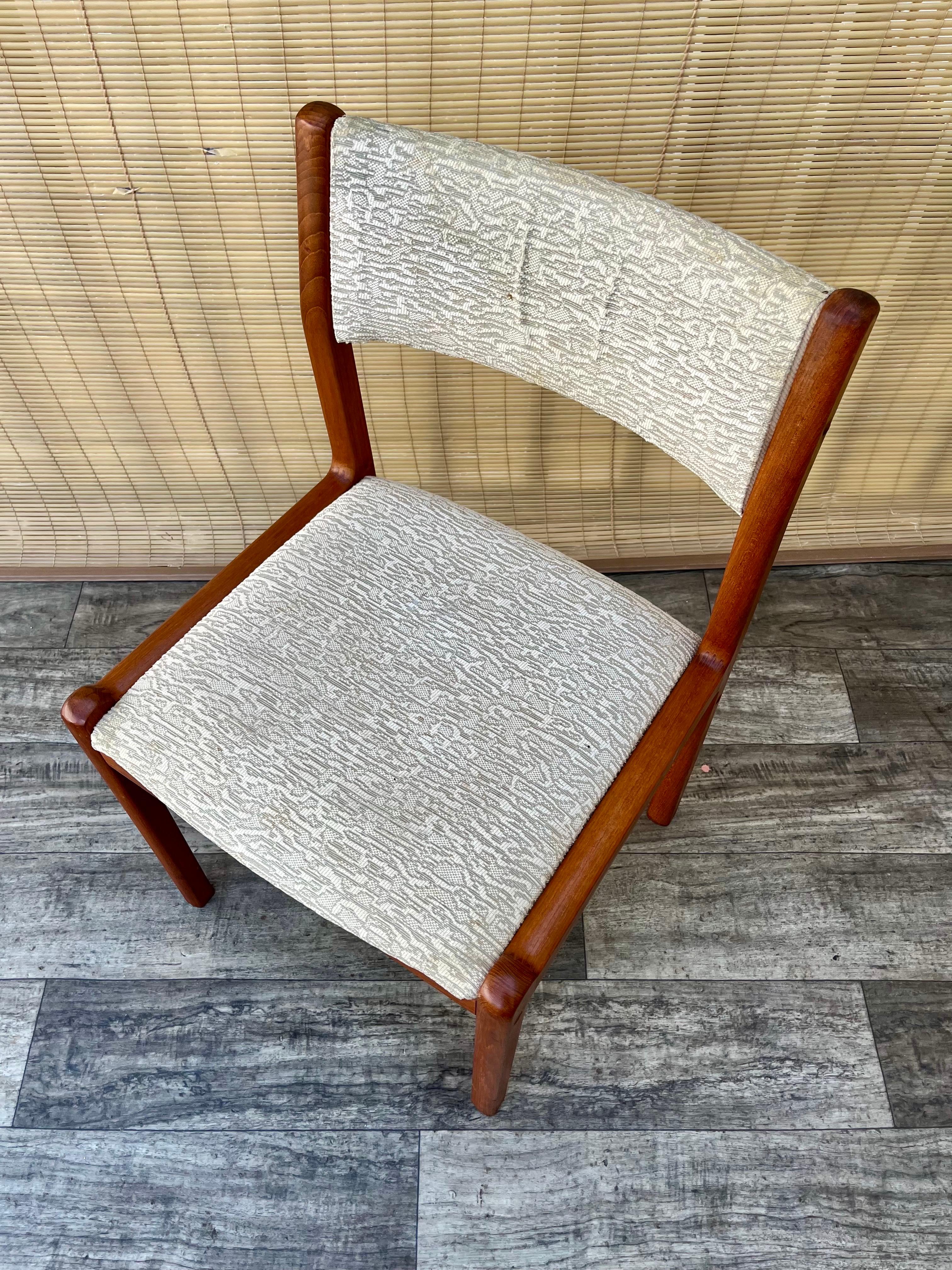 Juego de seis sillas de comedor modernas danesas de mediados de siglo de J.L. Moller. Alrededor de 1980 en venta 13
