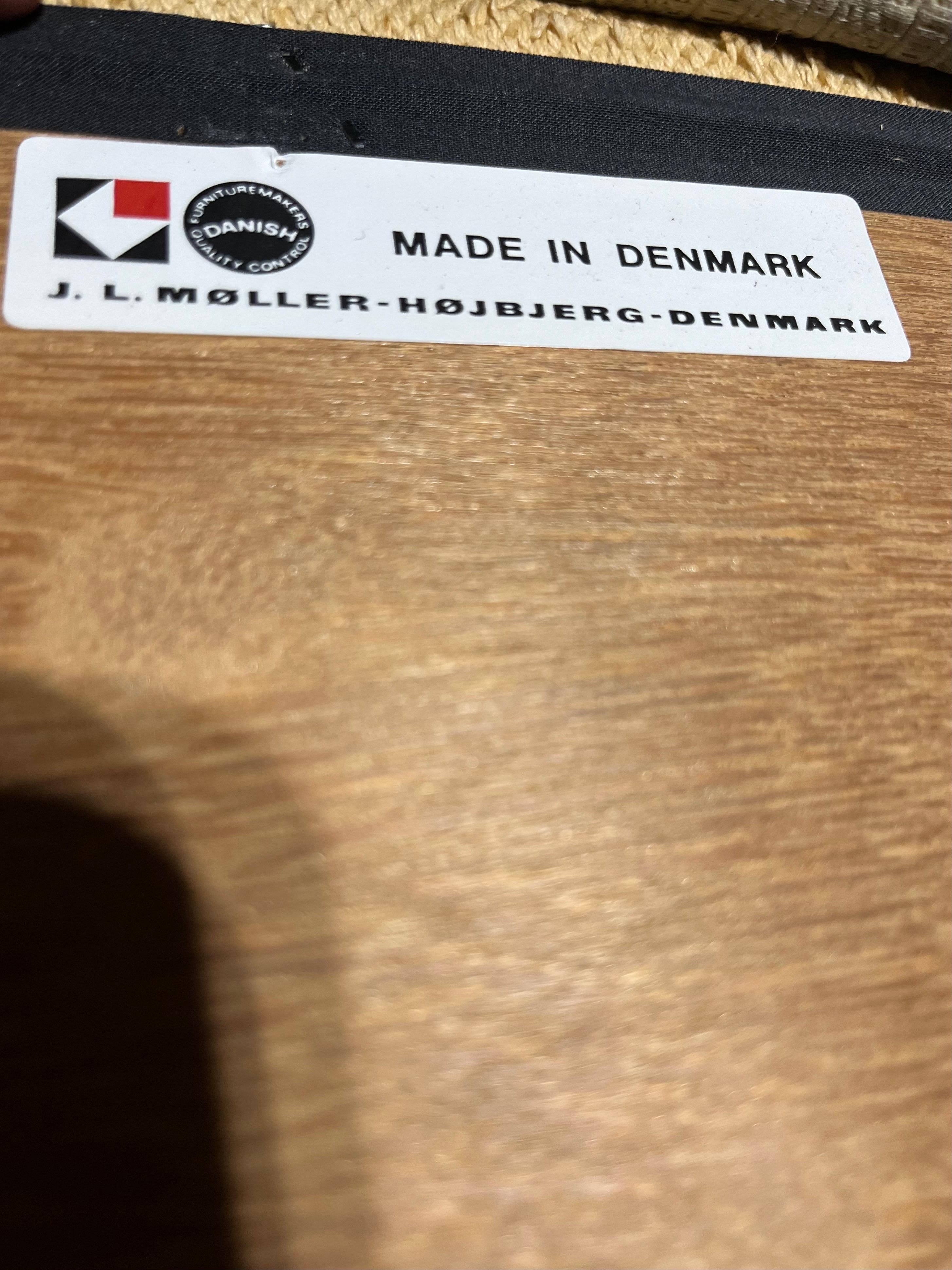Juego de seis sillas de comedor modernas danesas de mediados de siglo de J.L. Moller. Alrededor de 1980 en venta 14