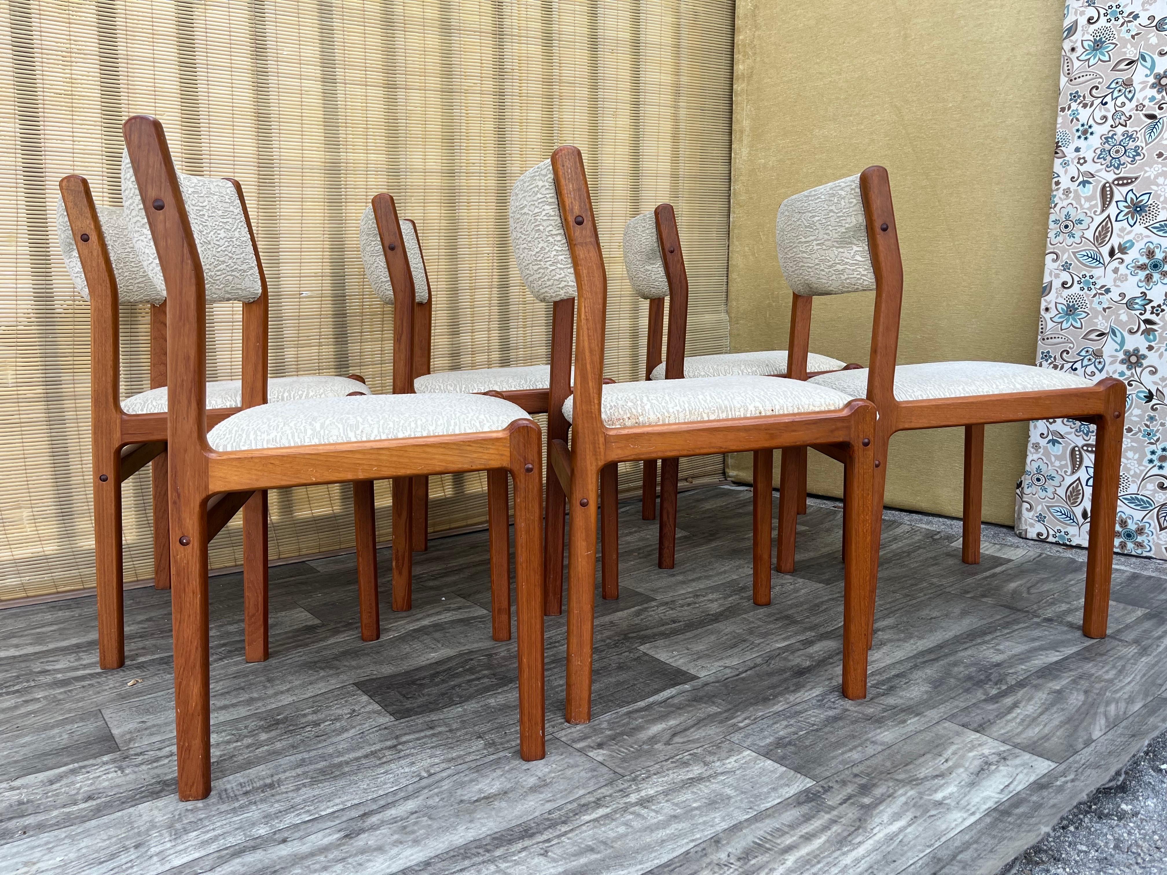 Juego de seis sillas de comedor modernas danesas de mediados de siglo de J.L. Moller. Alrededor de 1980 Escandinavo moderno en venta