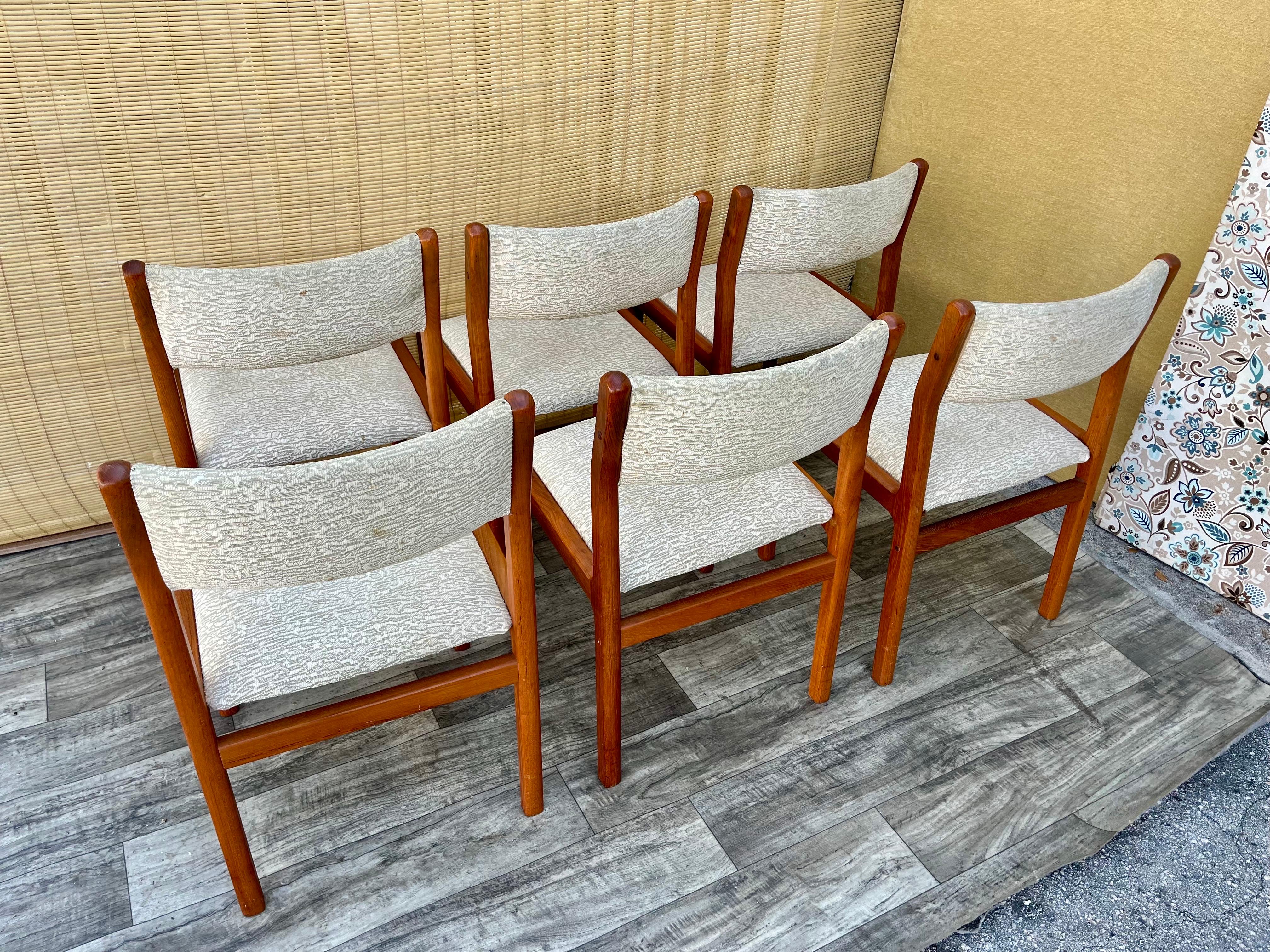 Juego de seis sillas de comedor modernas danesas de mediados de siglo de J.L. Moller. Alrededor de 1980 finales del siglo XX en venta