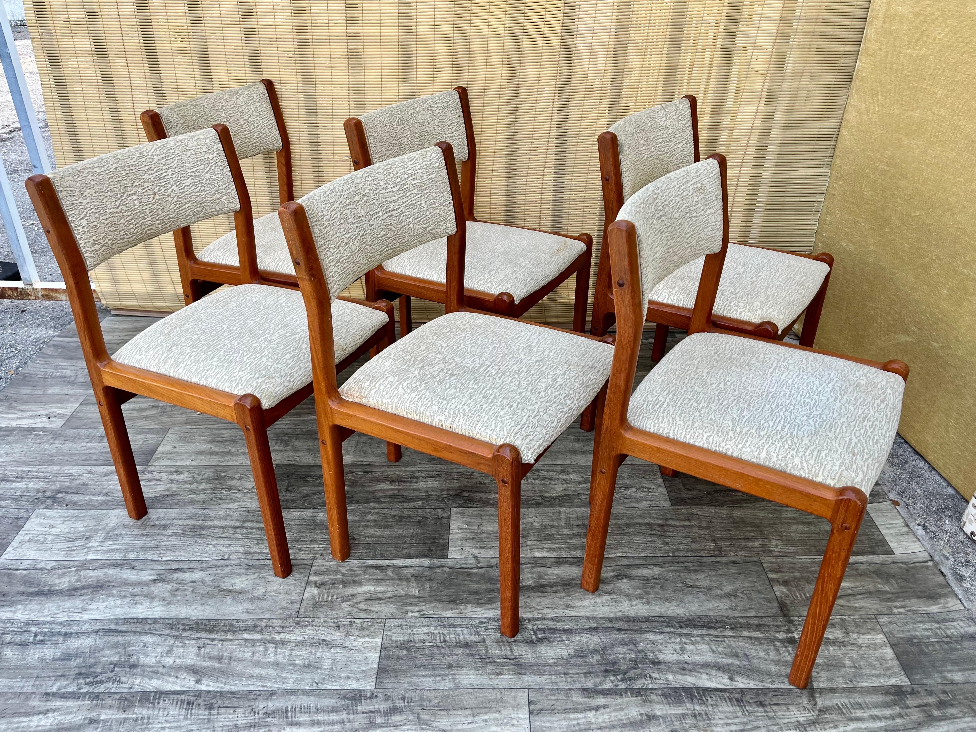 Juego de seis sillas de comedor modernas danesas de mediados de siglo de J.L. Moller. Alrededor de 1980 Tapicería en venta