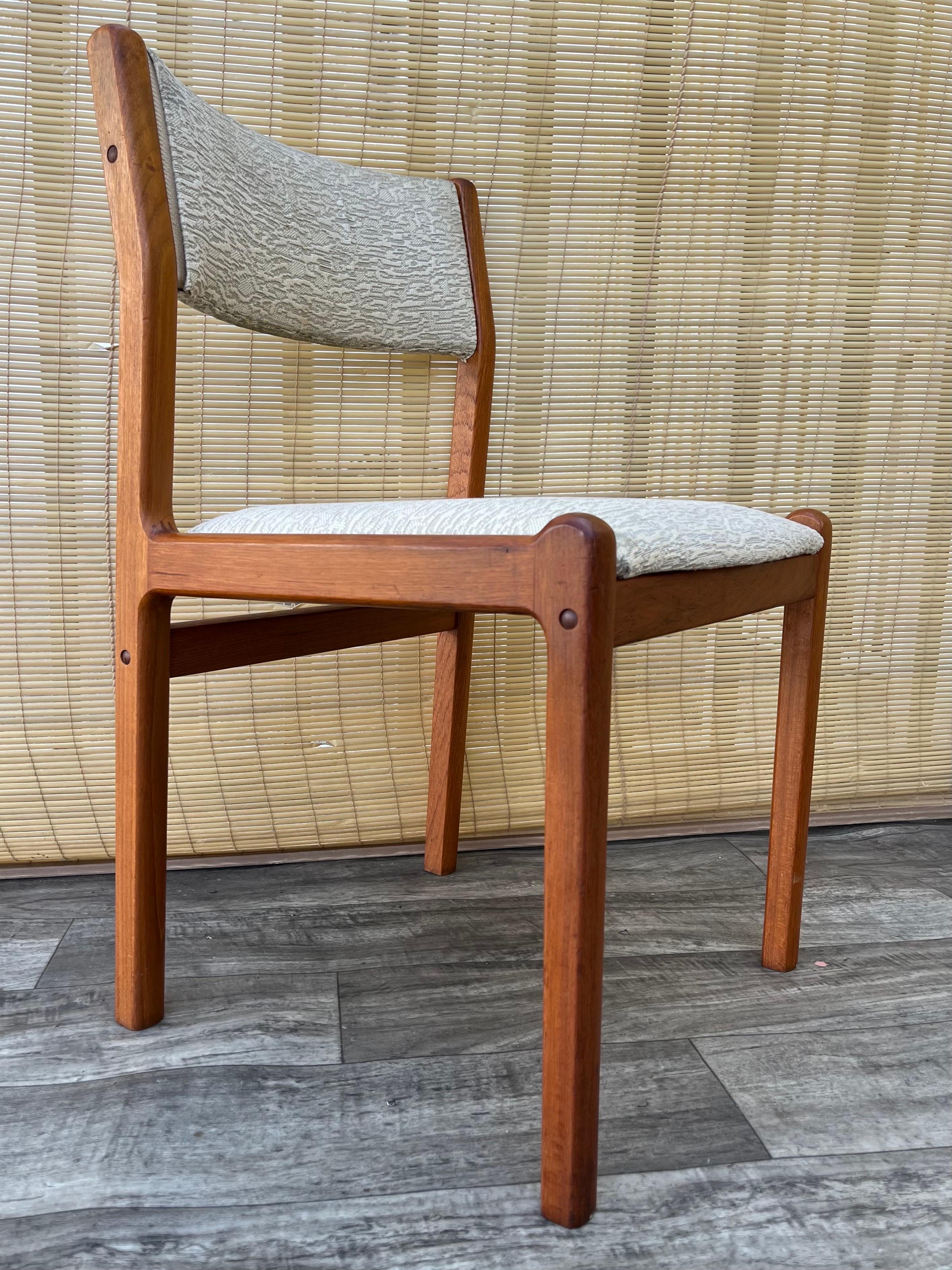 Juego de seis sillas de comedor modernas danesas de mediados de siglo de J.L. Moller. Alrededor de 1980 en venta 2