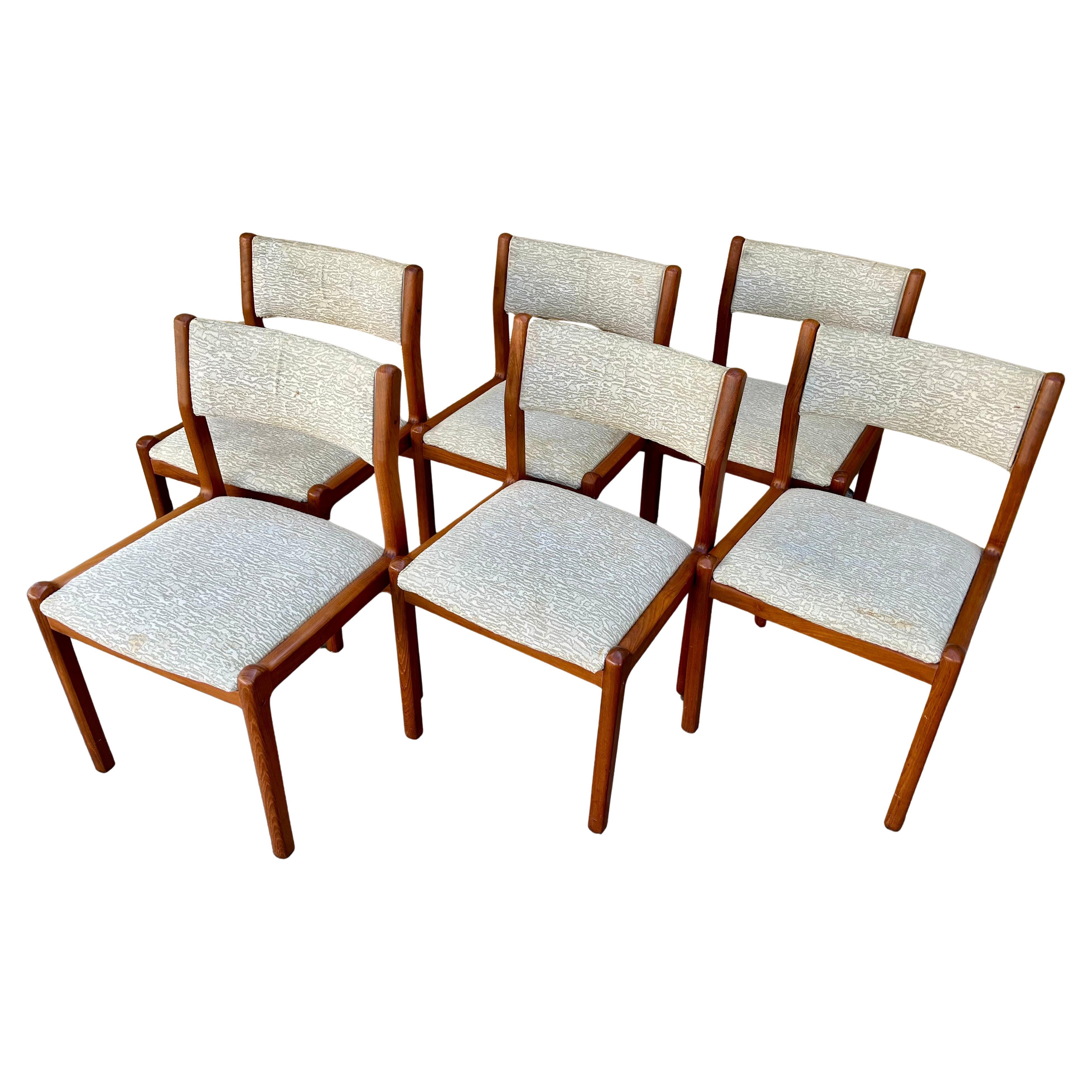 Juego de seis sillas de comedor modernas danesas de mediados de siglo de J.L. Moller. Alrededor de 1980 en venta
