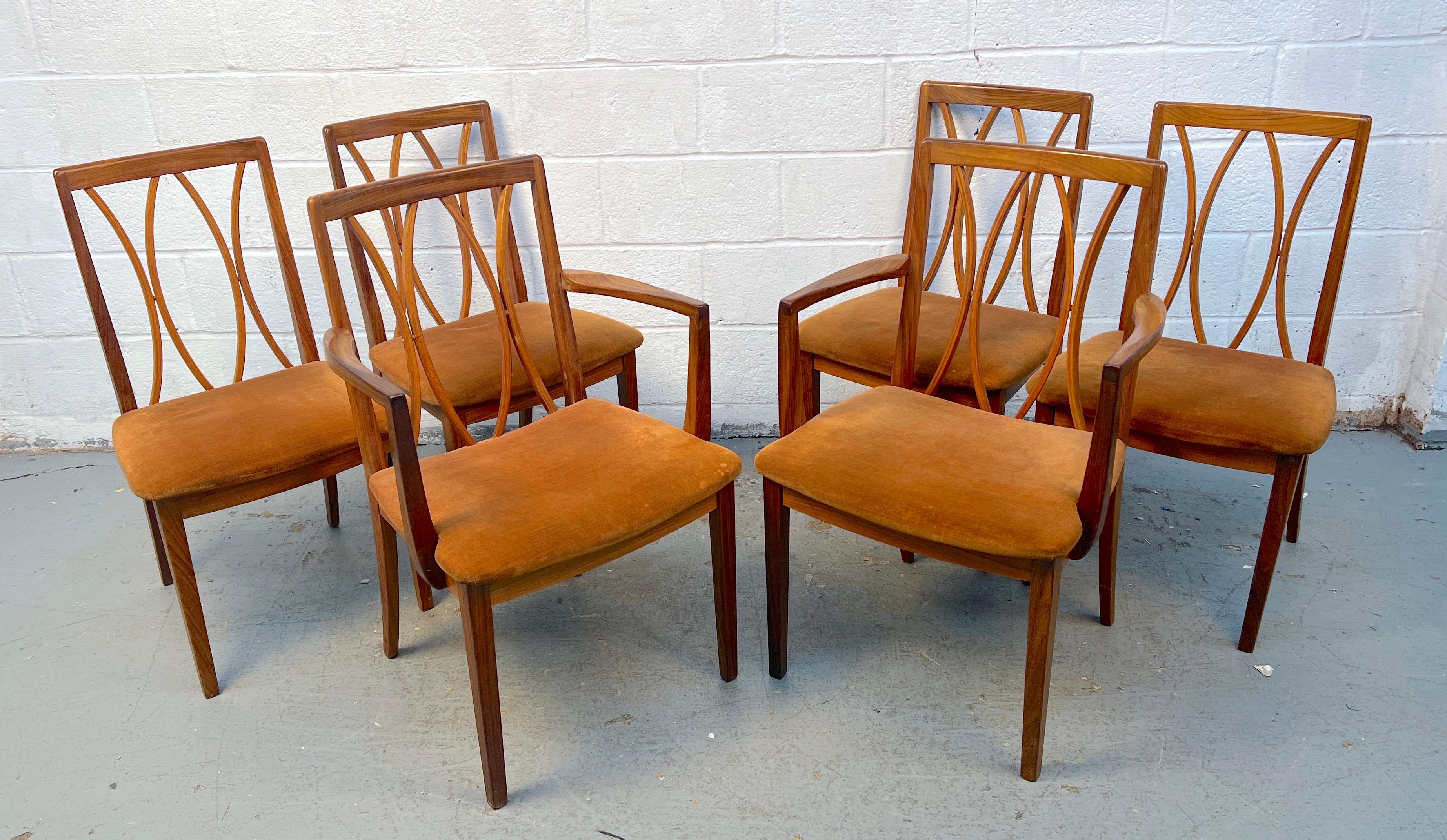 Classico set di sedie da pranzo della metà del secolo scorso di G-Plan. Eleganti e minimaliste, queste sedie combinano l'eleganza con il comfort di tutti i giorni, con sedute splendidamente imbottite per aggiungere stile e comodità. Perfetto per