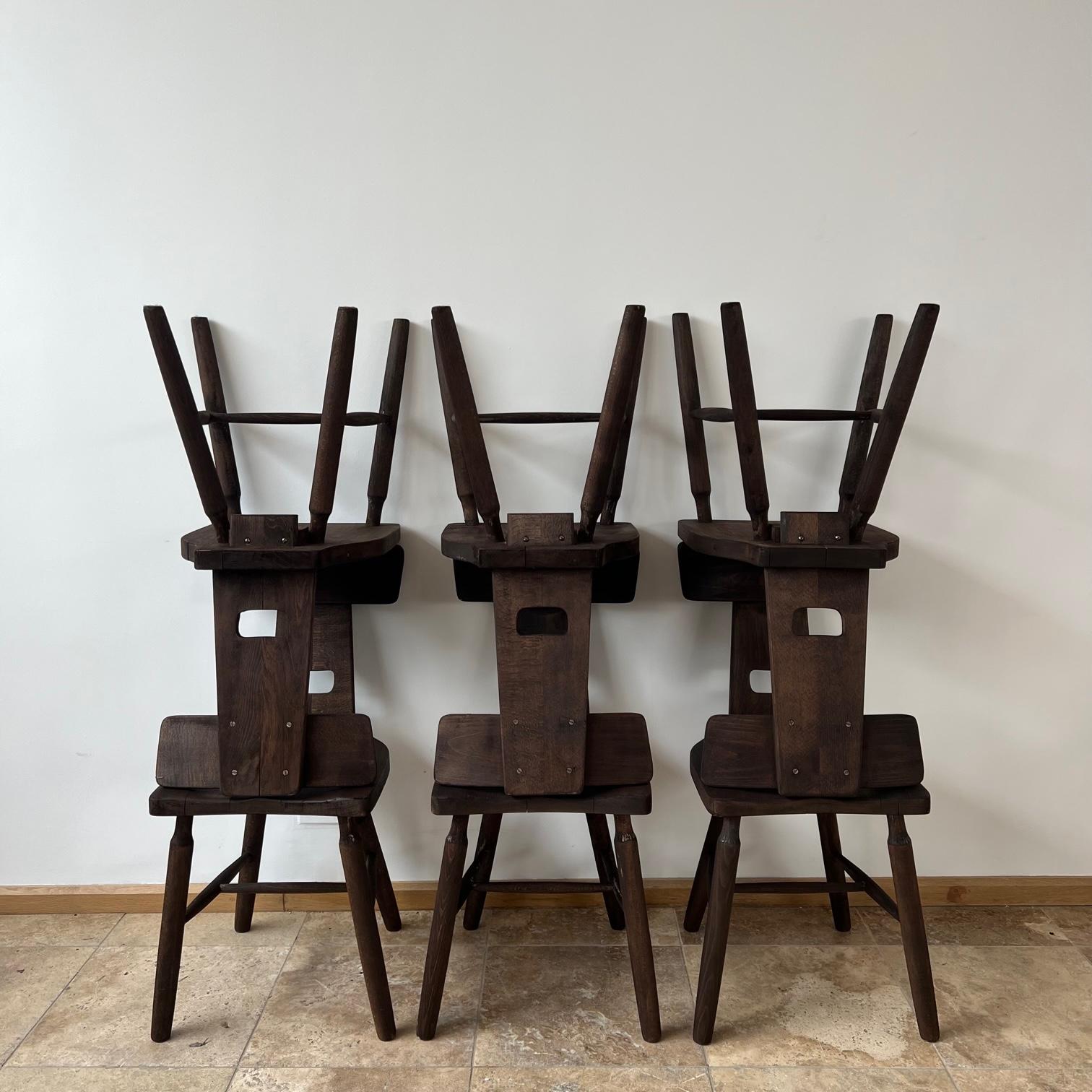 Ensemble de six chaises de salle à manger du milieu du siècle dernier en vente 4