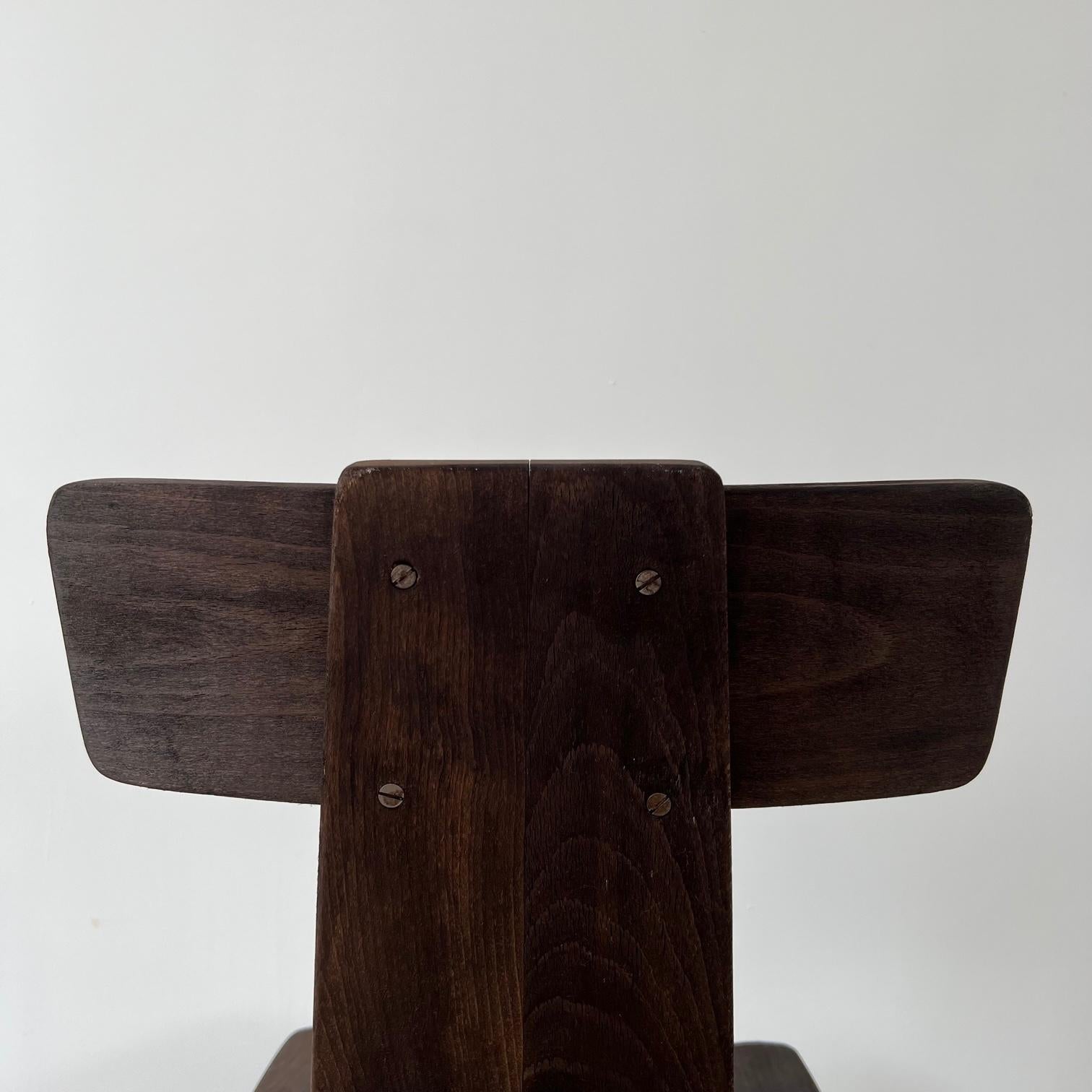 Un ensemble de six chaises de salle à manger en bois du milieu du 20e siècle. 

France, c1970s. 

Le prix est pour un ensemble de 6. 

Ces chaises ont été professionnellement restaurées, décapées et revigorées avec une teinture foncée. Nous