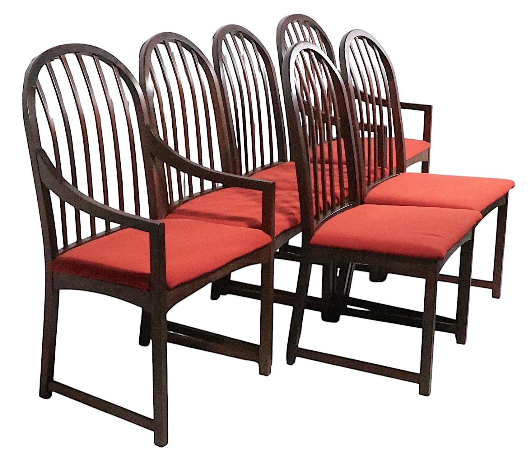 Ensemble de six chaises de salle à manger du milieu du siècle, conçues par Milo Baughman pour la Directional Furniture Company, vers 1950/70. L'ensemble se compose de quatre chaises latérales et de deux chaises à bras, construites en noyer massif,