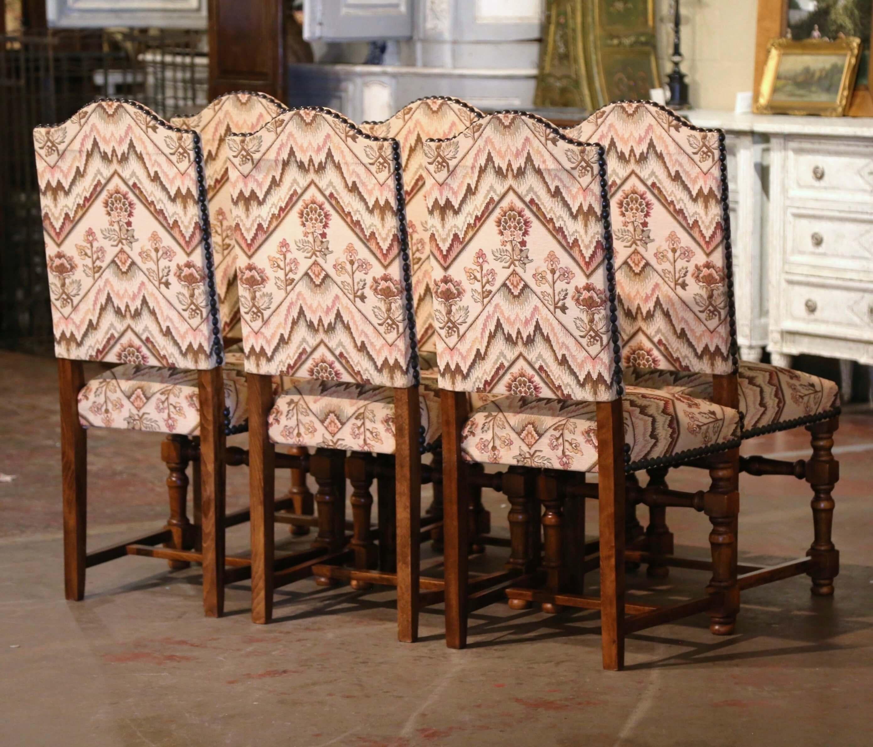 Habillez un petit déjeuner ou une salle à manger avec cette élégante suite de chaises d'appoint ! Fabriquée en France vers 1970 et en bois de noyer, chaque chaise repose sur des pieds tournés sculptés se terminant par des pieds en chignon au-dessus