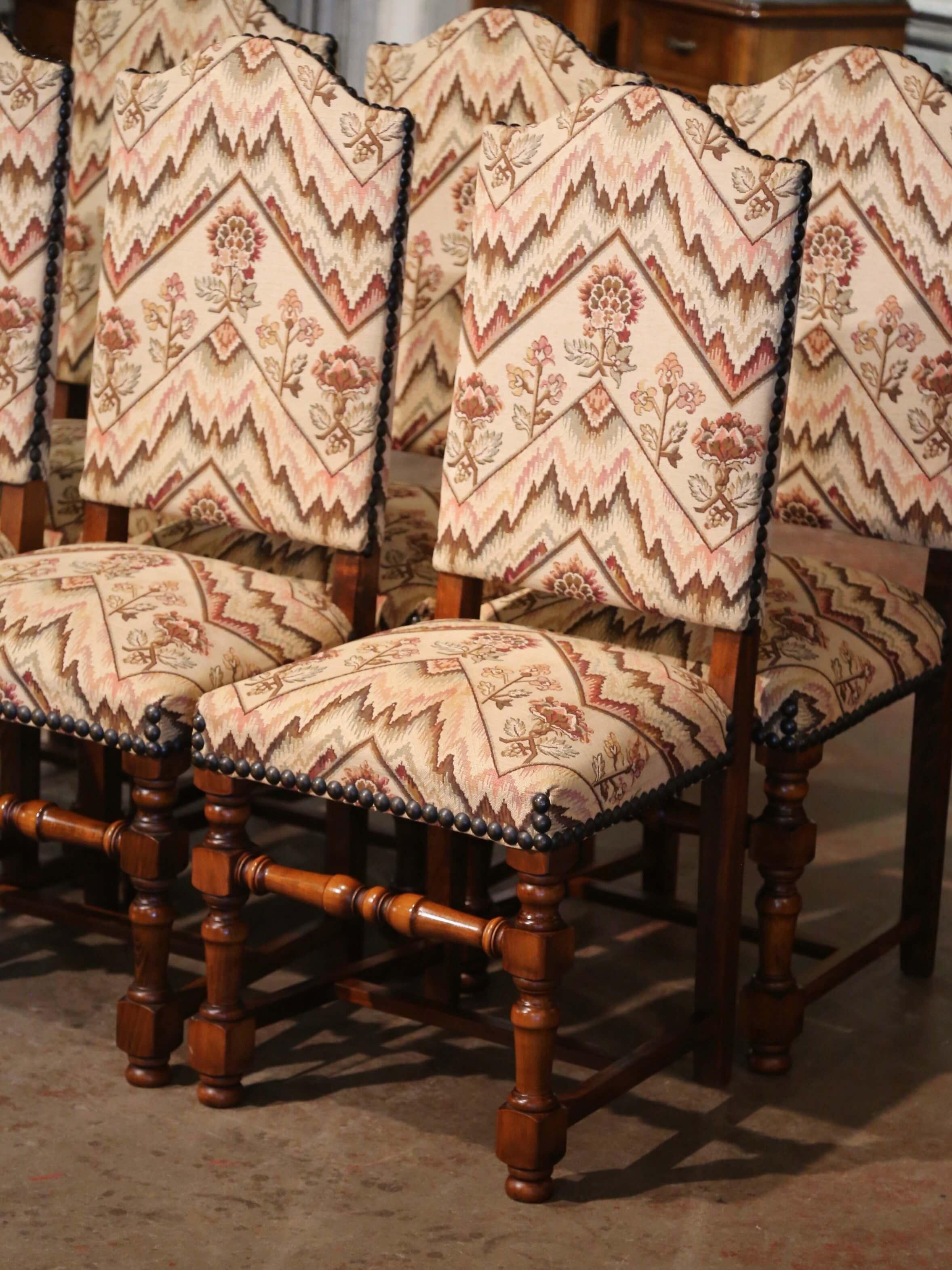 Set of Six Mid-Century French Louis XIII Carved Walnut Turned Legs Side Chairs  In Excellent Condition For Sale In Dallas, TX